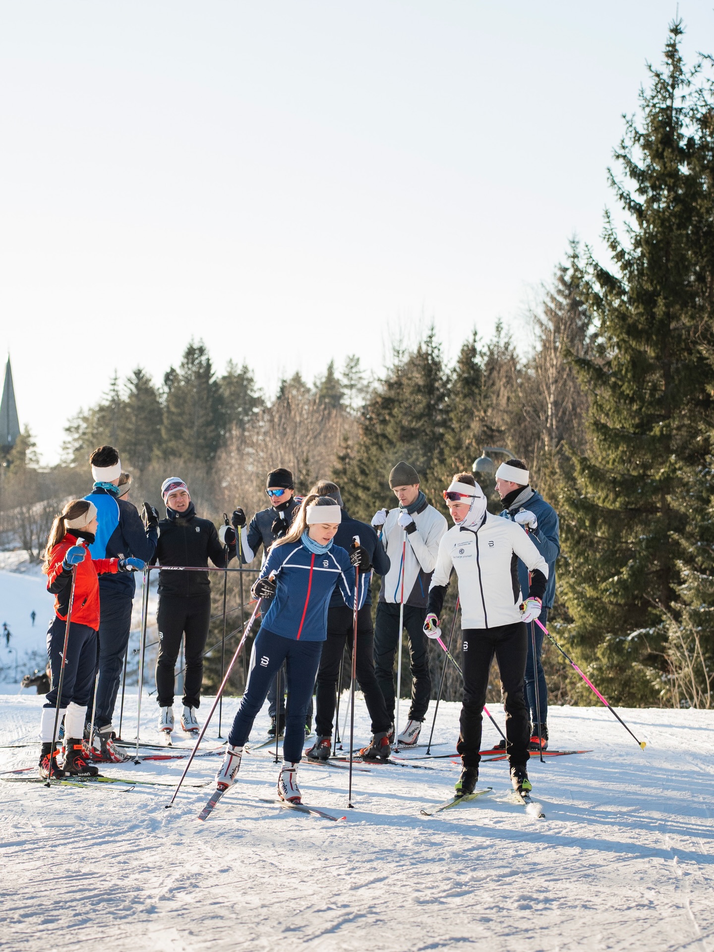 Nå er det kort tid igjen før en større løype åpner i Holmenkollen ❄️🎿
Og vi er mer enn klare for å ta imot dere!
Fra nå og gjennom hele vinteren tilbyr vi skikurs for alle nivåer – enten du
👉 aldri har stått på ski før
👉 vil bli tryggere og få bedre teknikk
👉 eller satser høyt og ønsker å ta steget videre
Vi hjelper deg dit du vil 🚀
Send oss en melding for info. Påmelding finner du via link i bio! Vi gleder oss til en rå vinter sammen! 🙌⛷️
#Holmenkollen #Skikurs #Langrenn #Vinterglede #Teknikk Skisesongen