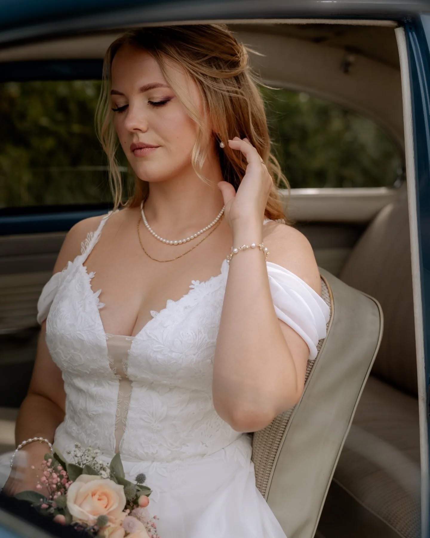 ✨ Frohes neues Jahr 2026! ✨
Mit frischer Energie starte ich ins neue Jahr – und freue mich riesig, euch nach und nach viele wundervolle Projekte aus 2025 zu zeigen 📸
Den Anfang macht eine ganz besondere Hochzeit:
Ein tolles Shooting mit einem wunderbaren Brautpaar, einem Oldtimer und so vielen echten, emotionalen Momenten 🤍
Dabei sind unglaublich schöne Bilder entstanden, die ich sehr liebe.
Ein Teil dieser Aufnahmen könnt ihr dieses Wochenende auf der Hochzeitsmesse im Schlossgut Lüll sehen - Samstag & Sonntag ✨
Kommt gerne vorbei, lernt mich kennen und quatscht ganz unverbindlich mit mir über eure Hochzeitspläne für 2026 oder 2027.
Ich freue mich auf euch 🤍
#frohesneuesjahr #hochzeitsfotografie #pfalzhochzeit #hochzeit2026 #hochzeit2027