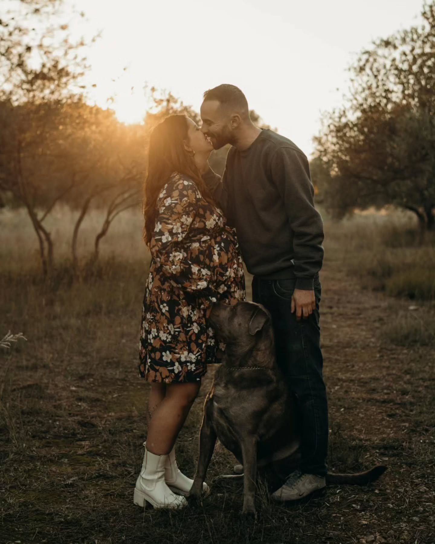 "Mon compagnon et moi-même ne sommes pas du tout à l'aise".
Vous êtes nombreux à me contacter car vous êtes face à un dilemme : vous aimeriez garder des souvenirs pour la vie, mais l'idée d'être devant l'appareil photo vous stresse..
C'était le cas de M&A qui voulaient immortaliser ce moment précieux en compagnie de leur chienne 🤗
Et voici le message reçu juste après la séance, avant même de recevoir leurs photos :
"Merci encore pour cette séance, on avait peur de ne pas être à l'aise et au final ça a été tout le contraire grâce à toi 😊".
Vous aussi vous hésitez à faire une séance photos ? Accompagner les personnes "pas à l'aise", "pas photogéniques" ou "qui n'aiment pas poser" est ma spécialité ✨