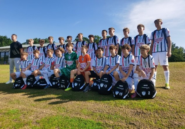 🔥 Geschafft! Aufstieg in die Niedersachsenliga! 🔥
Der Jahrgang 2011 unseres JFV Lüneburg hat es endlich gepackt! 💚⚽
In zwei packenden Relegationsspielen gegen den Dauerkonkurrenten und Tabellenführer der Landesligastaffel 2, TVV Neu Wulmstorf, setzte sich unsere U15 souverän und verdient mit 2:0 und 3:1 durch – und sicherte sich damit einen der begehrten Plätze in der Niedersachsenliga! 🏆
📊 Eine Saison für die Geschichtsbücher:
✔️ verlustpunktfrei
✔️ nur 6 Gegentore
✔️ starke Teamleistung über die gesamte Spielzeit
Die Enttäuschung über den verpassten Aufstieg in der letzten Saison wurde beeindruckend verarbeitet – dieser Erfolg ist mehr als verdient! 🙌
Jetzt wartet erst einmal die Hallensaison, in der wir uns einiges vorgenommen haben 👀❄️ Die Vorbereitung läuft bereits auf Hochtouren.
📅 Ab dem 28.02.2025 geht es dann in der Niedersachsenliga los – direkt mit einem Auswärtsspiel beim Favoriten VfB Oldenburg.
🎯 Ziel: Klassenerhalt!
Unsere Gegner werden u. a. sein:
⚽ Hannover 96 (U14)
⚽ TSV Havelse
⚽ JFV Delmenhorst
⚽ JFV D/A & Stade
💙 Ein besonderer Abschied:
Nicht mehr im Trikot des JFV Lüneburg wird Maximilian Bandemer auflaufen, der maßgeblich zu diesem Erfolg beigetragen hat.
Max wechselt in das Nachwuchsleistungszentrum des FC St. Pauli ⚓
Wir freuen uns riesig für dich und wünschen dir alles erdenklich Gute und viel Erfolg! 🍀🖤
Der Weg wird nicht einfach – aber wir glauben fest an dich!
#JFVLüneburg #U15 #Aufstieg #Niedersachsenliga #Teamleistung Jugendfußball Relegation NextLevel Stolz ❤️⚽