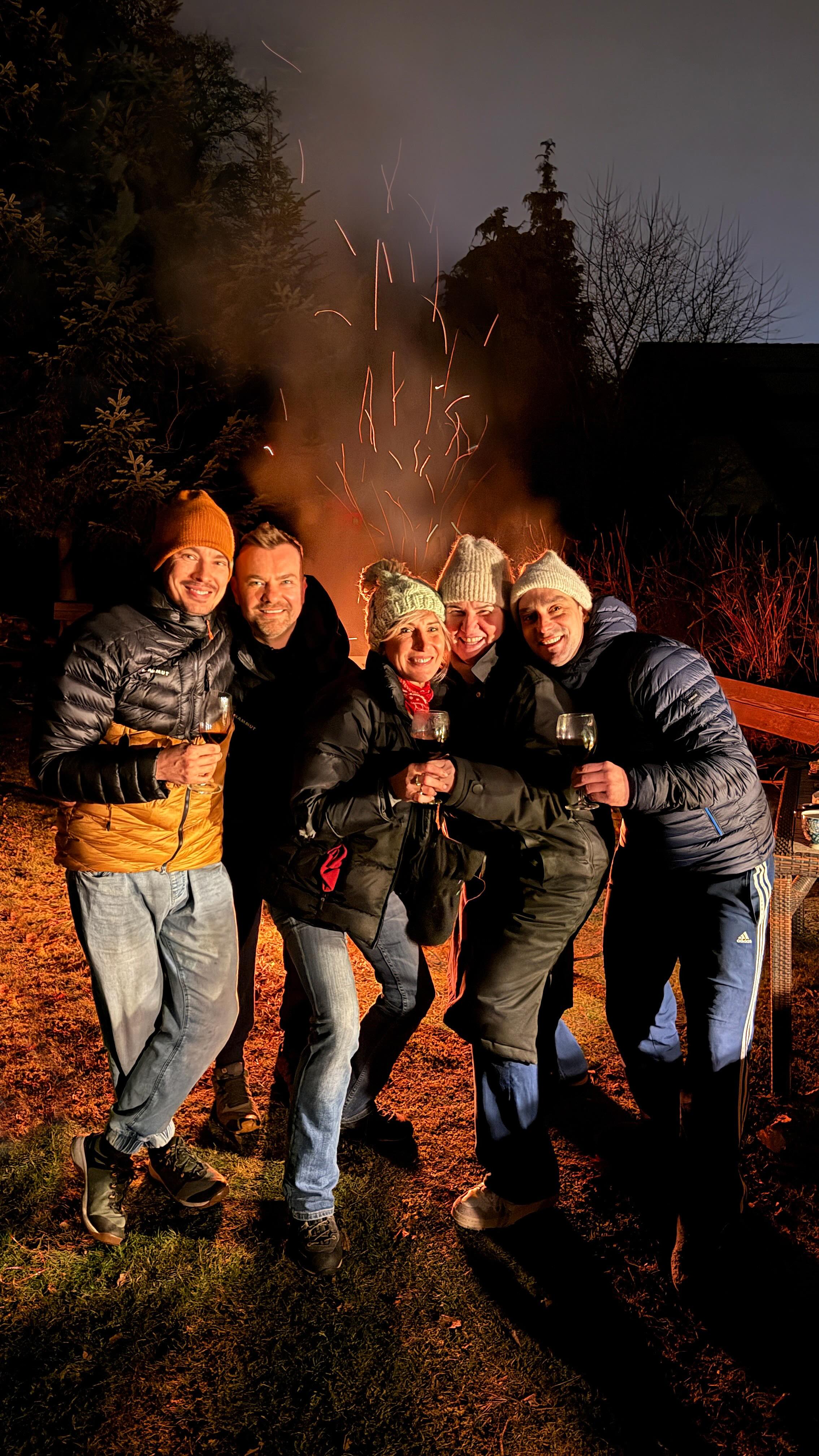 Dzieńdoberek! 🎄
Święta, Święta i po Świętach! A nawet już po Nowym Roku! 🤭
Grudzień był dla mnie zaiste wyjątkowo krótki i szalony.
A częściowo ponadto niemalże całkiem offline. I w sumie dopiero teraz zebrałem się na podsumowanie - takie trochę bardziej osobiste - jakże bogatej końcówki roku 🤩
Mam nadzieję, że u Was było równie kolorowo, miło, ciepło i smacznie! 🔥🎄✨
Dziś mam dla Was migawki z kameralnej rodzinnej Wigilii, tradycyjne i rewelacyjne świąteczne ognisko w Mikołowie i spacer na Szyndzielnię i Klimczok 🏔️
Troszeczkę też zaspojleruję styczniowymi nowościami, które bliżej przedstawię Wam za kilka dni 😎
W najbliższych dniach napewno będą jeszcze fotki z Kasprowego, która to wycieczka już była przez chwilkę w relacjach, jak również pierścionkowe podsumowanie roku. Czyli zestawienie postów cieszących się największym entuzjazmem z Waszej strony 🤗
Jak co roku, z głębi serca życzę Wam tu samych wspaniałości! Niech się darzy! ✨🧙♂️
Oraz nieustająco, koniecznie i obowiązkowo życzliwości, uważności i czułości. I niech się Wam cuda przytrafiają! Miejcie się dobrze 🤗🎁🎄✨
:::
Serdecznie dziękuję za ten wspaniały wspólny czas!
@drordynowskimedycynaestetyczna
@atenaclinic
@oladiakow
@ela_was_hier
@juliahabryka
@dominikamarkiewiczz
@casper.vdbosch
@_mint.mind_
…i kilku innym dobrym duszom 💚
.
.
.
.
.
#bartoszciba #merrychristmas #wesołychświąt #świętaświęta #alliwantforchristmasisyou choinka jeszczekawałekserniczka