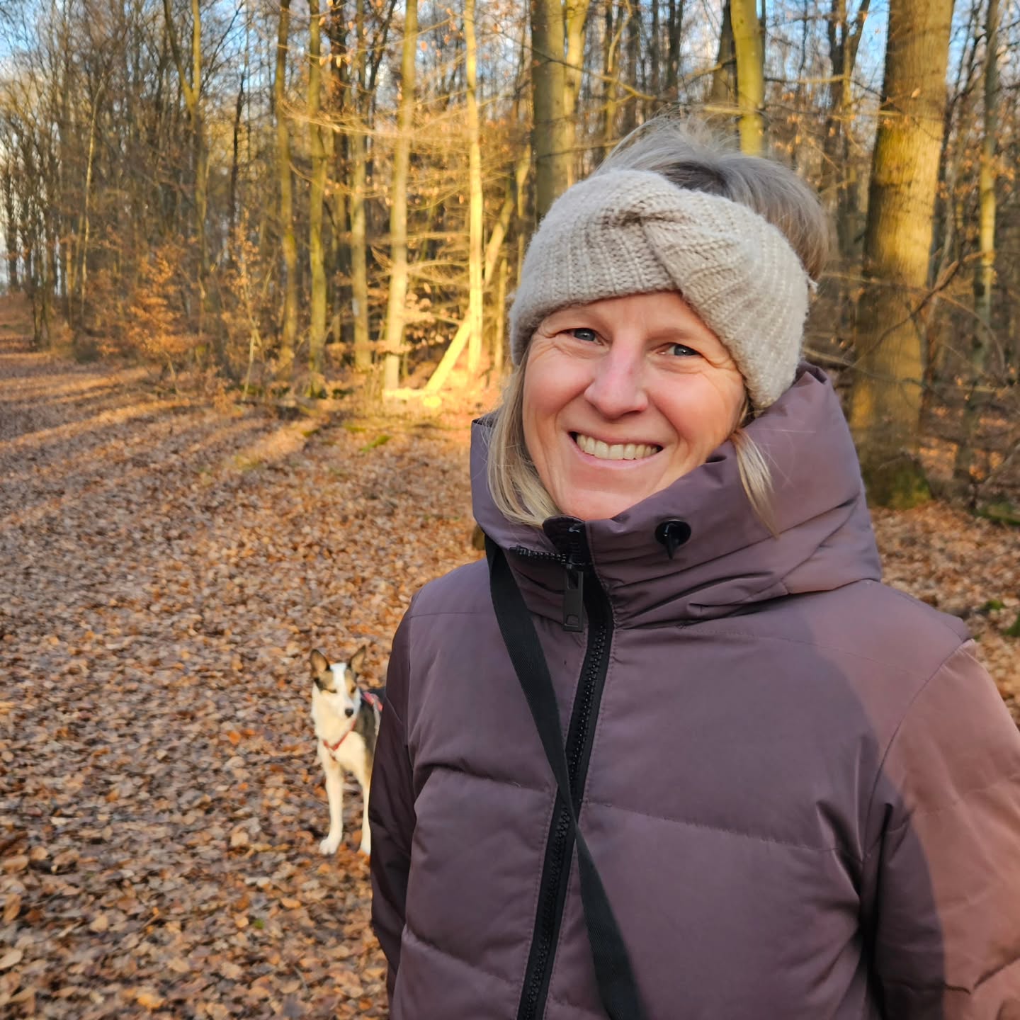 2025 hatte einige Herausforderungen, es hat zu Häutung, Transformation und Wachstum eingeladen.
Manche Geschenke sind erst auf den 2. Blick sichtbar. Ich liebe es Übergänge mit den Elementen zu erfahren
💚Erde - in der Natur sein, Mutter Erde um Zeichen bitten, Krafttierorakel
💙Wasser - reinigende Salzbäder, Sauna, ausschwitzen
❤️Feuer - Feuerritual, Loslassen und Wünsche ins Feuer geben
🤍Luft - Breathwork, Räuchern
💜Äther - Meditation, Mantren, Visionsarbeit
Was darf dich 2026 begleiten?