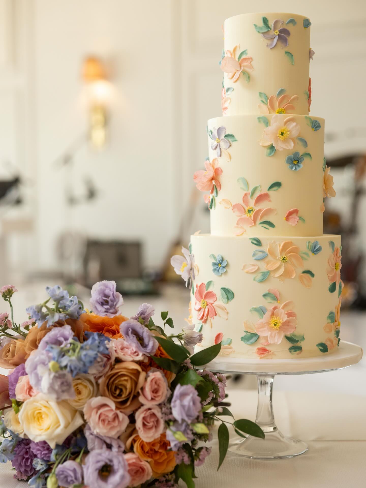 A dose of colour to help you get through this grey January day. I had so much fun working on this cake for A&B ✨
📸: @manningavenue
💐: @daejadreamweddings
#torontowedding #torontoweddingcakes #cakedesigner #buttercreamcakes