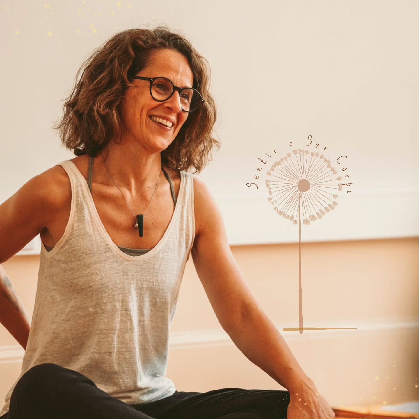 Há pessoas que caminham connosco há tanto tempo que já não precisam de palavras.
Basta um olhar.
A Ju é assim na minha vida.
Amiga há mais de 20 anos.
Companheira de estrada, de sonhos, de trabalho e de silêncio.
Veio trabalhar comigo há alguns anos e tornou-se quem mais conhece a minha forma de estar, de sentir e de facilitar.
Somos uma dupla que se entende no invisível.
No olhar.
No sorriso.
No detalhe.
Na Especialização, no Curso de Facilitadores e em cada grupo, a Ju é essa presença sorridente e silenciosa que sustenta, acolhe e oferece tanto… a partir desse lugar discreto e profundamente generoso.
E, ao mesmo tempo, a Ju tem o seu próprio voo.
O seu projeto.
A sua visão.
Se ainda não conheces, convido-te a visitar o link na bio dela. @sentirosercorpo
O seu lema diz tudo:
“Gosto de ter Raízes, mas não quero perder as Asas.” E talvez seja isso que a torne tão inteira.
Parabéns, minha Ju.
Feliz Novo Ciclo.
Por Muitas Celebrações!
Que a vida te seja leve, profunda e verdadeira.
Que sejas imensamente feliz.
Grata por ti. Sempre.
Com Amor, ❤️
Lisa
Com @sentirosercorpo
📸 @antoniobarbot