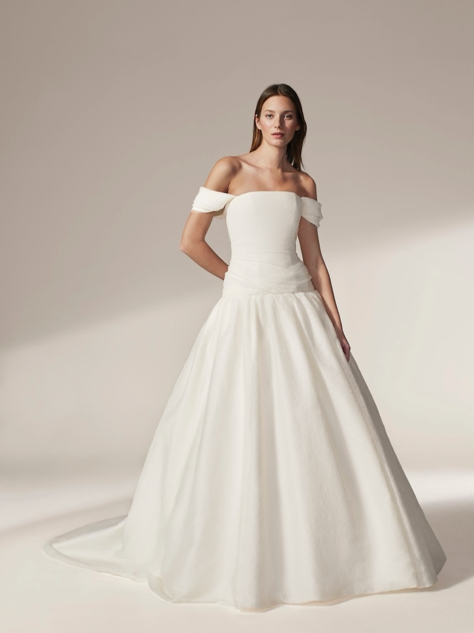 Jesus Peiro 2610
Dropped waist, linen gauze voluminous dress with draped sleeves.
👰♀️👰♀️👰♀️
Tag a bride who’s going to love this dress.
#jesuspeiroweddingdress #droppedwaistweddingdress #linenweddingdress #ballgownweddingdress #offtheshoulderweddingdress
