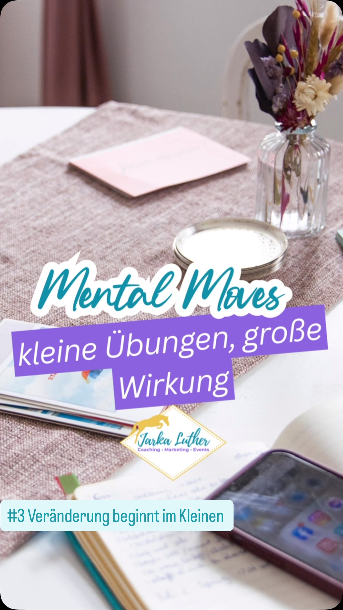 #3 Mental Moves - Veränderung beginnt im Kleinen
Kennst du das Gefühl, festzustecken?
Du arbeitest an dir, nimmst Unterricht, reflektierst viel –
und trotzdem bist du gefühlt immer wieder am selben Punkt.
Die gleichen Gedanken.
Die gleichen Muster.
Die gleiche Schleife.
Und genau diese Schleifen frustrieren uns oft am meisten.
✨ Mental Move dieser Woche:
Wir schauen uns nicht das große Ganze an.
Sondern das kleinste Teil deiner persönlichen Schleife.
👉 Welche Mini-Routine,
welches kleine Ritual,
welcher Gedanke hält dich gerade fest?
Und vor allem:
Was könntest du minimal anders machen?
Ich teile dazu kurz etwas Persönliches:
Ich wollte schon lange wieder mehr Ausgleichssport neben dem Reiten machen.
Stand ewig auf meiner inneren To-do-Liste – passiert ist wenig.
Keine Zeit. Keine passenden Kurse. Abends Coachings. Du kennst das.
Also habe ich nicht versucht, alles zu ändern.
Ich habe das Kleinste genommen, was realistisch war.
👉 10 Minuten. Zweimal die Woche.
Ein kurzes Workout, wann immer es passte –
manchmal sogar noch in Reithose.
Und weißt du was?
Diese 10 Minuten haben gereicht, um aus der Schleife rauszukommen.
Nicht perfekt.
Nicht viel.
Aber machbar.
Heute ist daraus eine Stunde Barre pro Woche geworden.
Von „gar nichts“
zu „eine Stunde nur für mich“.
Und genau darum geht es.
👉 Challenge:
Eine Woche lang:
– Erkenne deine Schleife
– Finde eine minimale Veränderung
– Zieh sie eine Woche durch
Nicht größer denken.
Kleiner denken.
Wenn du gerade nicht weißt, wo du ansetzen sollst:
Schreib mir gern deine Situation.
Manchmal sieht jemand von außen den einen kleinen Hebel viel klarer.
💛 Machst du mit bei der #MentalMovesChallenge?