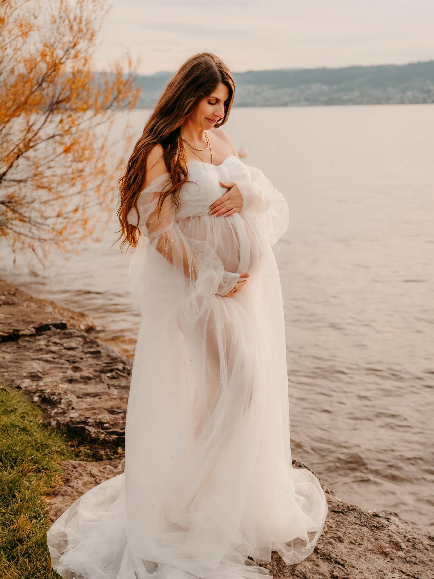 When we discussed the shoot at the end of November and it was already quite chilly, she asked for this dress for an outdoor session. I honestly thought we wouldn’t end up using it — but look at the result! ✨
What a brave and beautiful mama-to-be 🤍
Als wir das Shooting Ende November besprochen haben und es schon ziemlich kühl war, wünschte sie sich dieses Kleid für die Outdoor-Aufnahmen. Ehrlich gesagt dachte ich, wir würden es am Ende nicht verwenden — aber schaut euch dieses Ergebnis an! ✨
Was für eine mutige und wunderschöne werdende Mama 🤍.
.
.
Newborn, Family & Maternity Photographer in Zürich area | Ksenia Photography
.
.
Neugeborenen-, Familien- & Schwangerschaftsfotografin im Raum Zürich | Ksenia Photography
.
.
.
.
#maternityphotography #motherhood #zurich_switzerland❤️ #newlife #schwangerschaftshooting