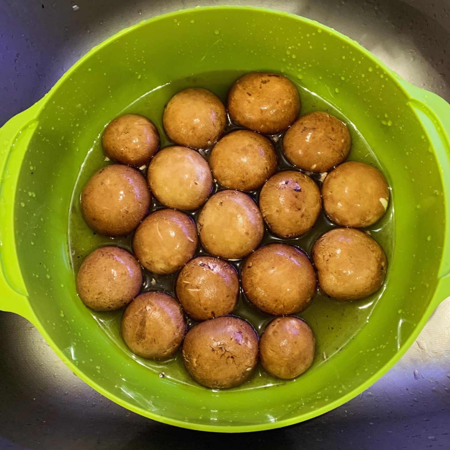 Qu'est-ce que c'est ? ....... Des champignons de Paris, pardi 🤣 Une envie m'a pris de préparer les champis avec des lardons de mon boucher local, avec du potimarron que j'avais cuit la veille au vitaliseur de Marion... Et puis, pour accompagner, un risotto au safran d'Iran... mais quelles couleurs 🌈 et quels GOÛTS 😋😋 !!
.
.
#BonAppetit !
.
+ de 170 recettes et astuces sur
www.delicieuxsanssucre.com
Ou lien cliquable dans ma bio @delicieuxsanssucre
.
⚠️ Allez faire un tour sur la page du magnifique 🍀programme TAPAS🍀que je vous ai concocté, pour trouver l'alimentation sans sucre qui vous conviendra à VOUS 🎯... Lien en bio...
>>Commentez YES et je vous envoie une surprise 😄😄
.
.
.
#Transformezvotrealimentation #alimentationIntuitive
#MangerMieux #MieuxManger #FaitMaison #DansMonAssiette #MangerSain #MangerSainement #cestropbon #DelicieuxSansSucre #IgBas #IndexGlycemiqueBas #RegimeIgBas #miam #miamMiam #VraimentSain #SansGluten #gourmand #Bio
#legumesdesaison