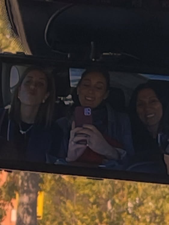 Diverse, ma stessa direzione.
Sorrisi veri, occhiaie oneste, responsabilità condivise.
Quelle che capiscono il casino senza troppe parole.
#RetailLife #TeamStyle