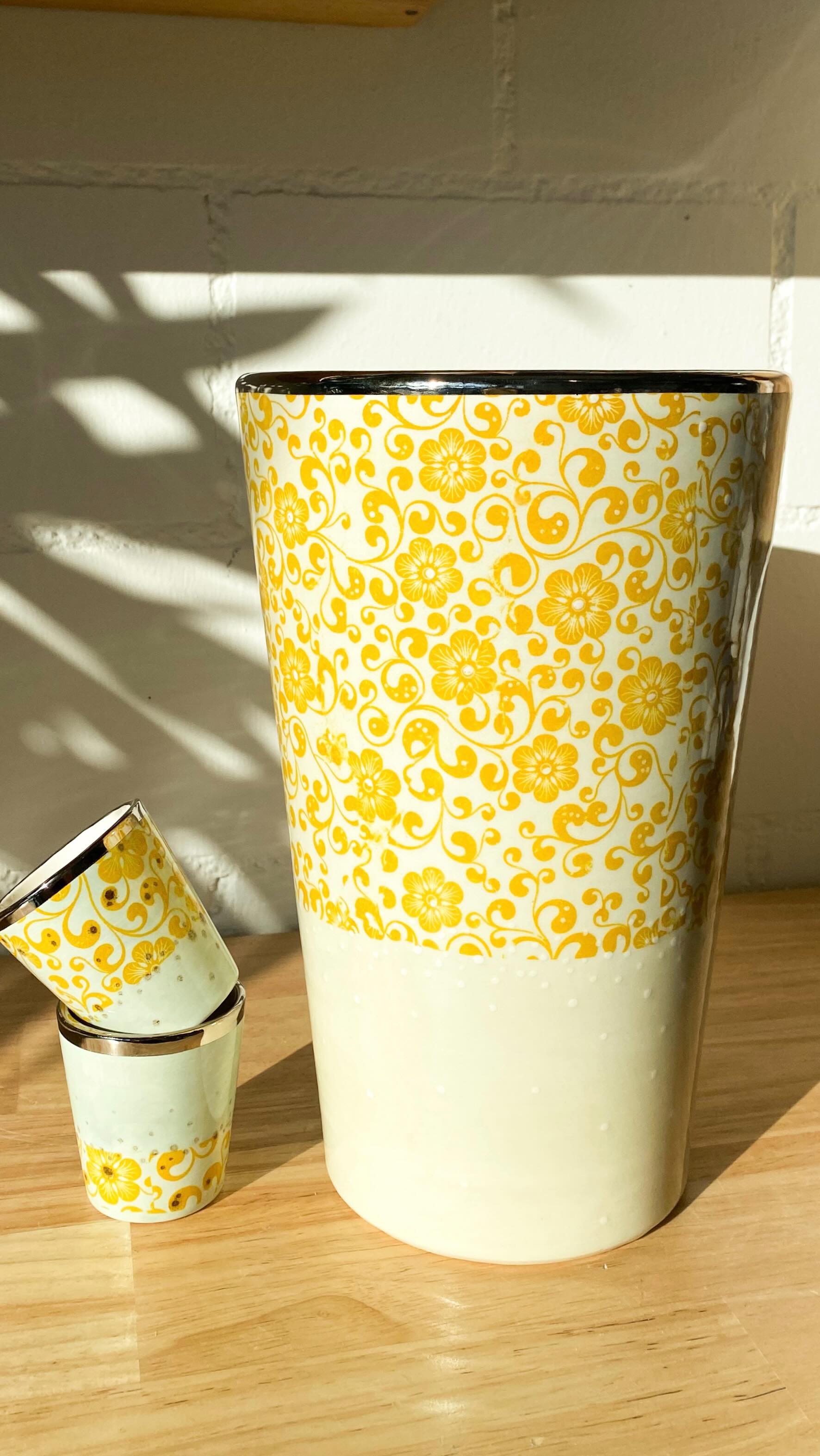 Wie du ganz einfach Keramik gestaltest! 🖌️
Mit einer supercoolen Technik und zarten floralen Mustern kreierst du tolle Keramikgegenstände deiner Wahl. 🌼💫
Workshop Transferdruck 💛
Kreatives Drucken auf Keramik mit
Unterglasur - Transferpapier
Tauche ein in die faszinierende
Welt des keramischen Drucks! In diesem Workshop zeigen wir dir, wie du mit Unterglasur-Transferpapier feine Muster und verspielte Motive direkt auf Keramik zauberst. Danach kannst du deine Drucke mit leuchtenden
Keramikfarben frei kombinieren
und weiter ausgestalten. Wähle
aus unserem vielseitigen Keramiksortiment deine Lieblingsstücke aus und verwandle sie mit deiner eigenen Handschrift in einzigartige Kunstwerke. Ob zarte Designs oder verspielte Collagen - deiner Fantasie sind keine Grenzen
gesetzt!
#werk2go #keramikmalenzürich #keramikbemalenschweiz #ceramicpaintingzurich
👉🏻yess!!!
https://www.werk2go.ch/workshop-gruppen/workshops