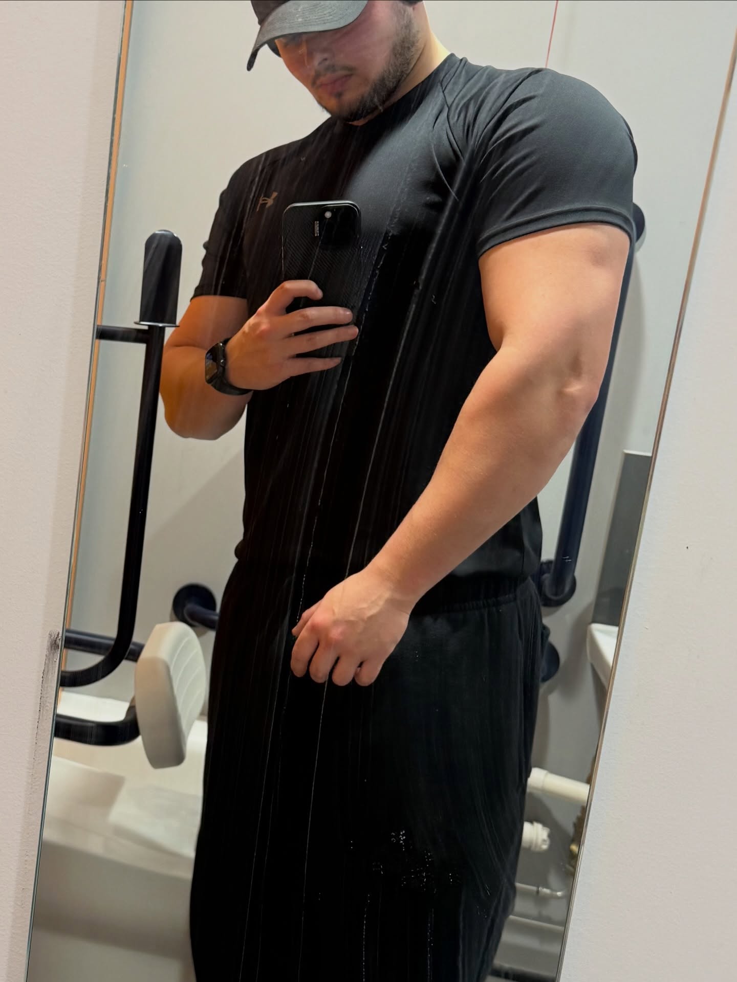 PULL 2 AT THE NEW GYM‼️
Second Pull session of the week went down on the final day of the week as my schedules been super busy recently had to throw in a session on a Sunday which is something I wouldn’t usually do.
For the second Push session of the week I work on a lot of uni- lateral work
WHY?
After my accident I had one side of my body which was completely battered, so I work on uni lateral exercises to help build up each side individually as I find my right side will take over sometimes in certain exercises. This isn’t just due to my accident though, we all have some imbalances especially if you are just stating out at the gym.
For example:
Have you ever done a shoulder press or bicep curl and one side goes up whilst the other fails. There’s your imbalance. Try to work on some uni-lateral work to work around this.
Anyway here’s some clips of my pull day. Exercises I didn’t film:
Lat focused row
Rear felt flys
Incline bicep curls
IF YOU ARE LOOKING TO TAKE YOUR TRAINING TO THE NEXT LEVEL GET IN TOUCH NOW📲
OPTIONS FOR IN PERSON PT AVAILABLE🏋️♀️
OPTIONS FOR ONLINE COACHING AVAILABLE💻