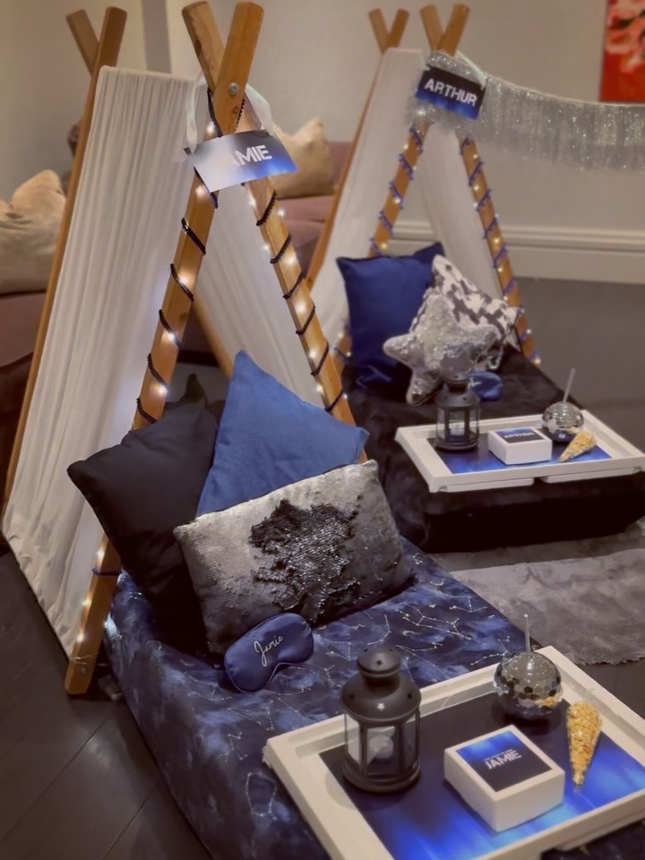 B l u e + S i l v e r
💙🩶
Back to one of our lovely returning customers for this set up just before Christmas.
#blueandsilver #boyssleepover #sleepovertents #cobham #sleepylily