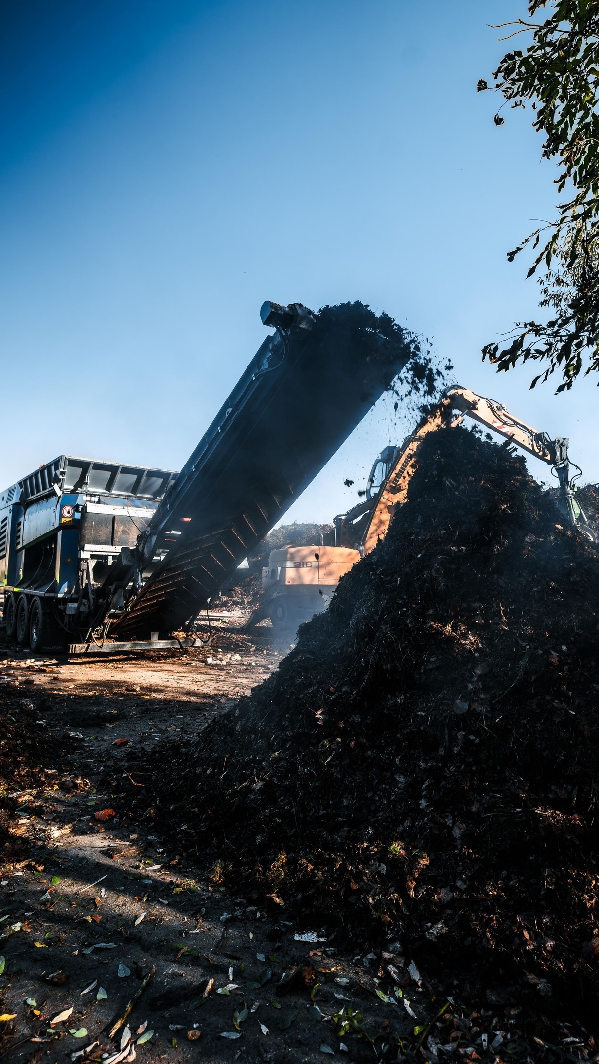 Weil wir für jede Anwendung die passende Maschine haben, fällt es uns schwer, eine Lieblingsmaschine zu nennen. 😎
Entscheidend ist nämlich nicht nur die Maschine selbst, sondern die richtige Lösung für die jeweilige Anwendung. 🤝
Genau deshalb stimmen wir unsere Eggersmann Maschinen individuell auf die Anforderungen unserer Kunden ab – vom ersten Gespräch bis zum laufenden Betrieb. So entsteht für jeden Einsatzbereich genau die Lösung, die wirklich passt. ⚙️
👉 Du willst wissen, welche Lösung für deine Anwendung die richtige ist? Sprich uns an.
#recycling #eggersmann #boehmerecycling #wastemanagement