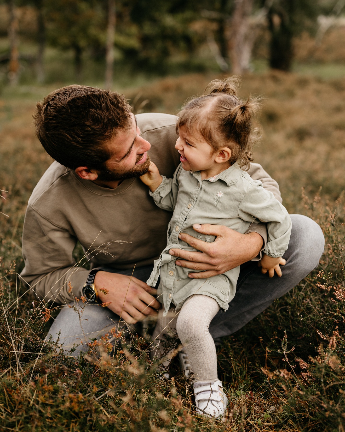 Swipe voor het leuke nieuws tijdens deze fijne shoot! ๐ฅฐ
------
#family #familyphotographer #familiefotograaf #fotograafroermond #fotograaflimburg #familyof3 #pregnancy #pregnancyannouncement #lifestylephotography #lifestylefotograaf #gwennfotografie