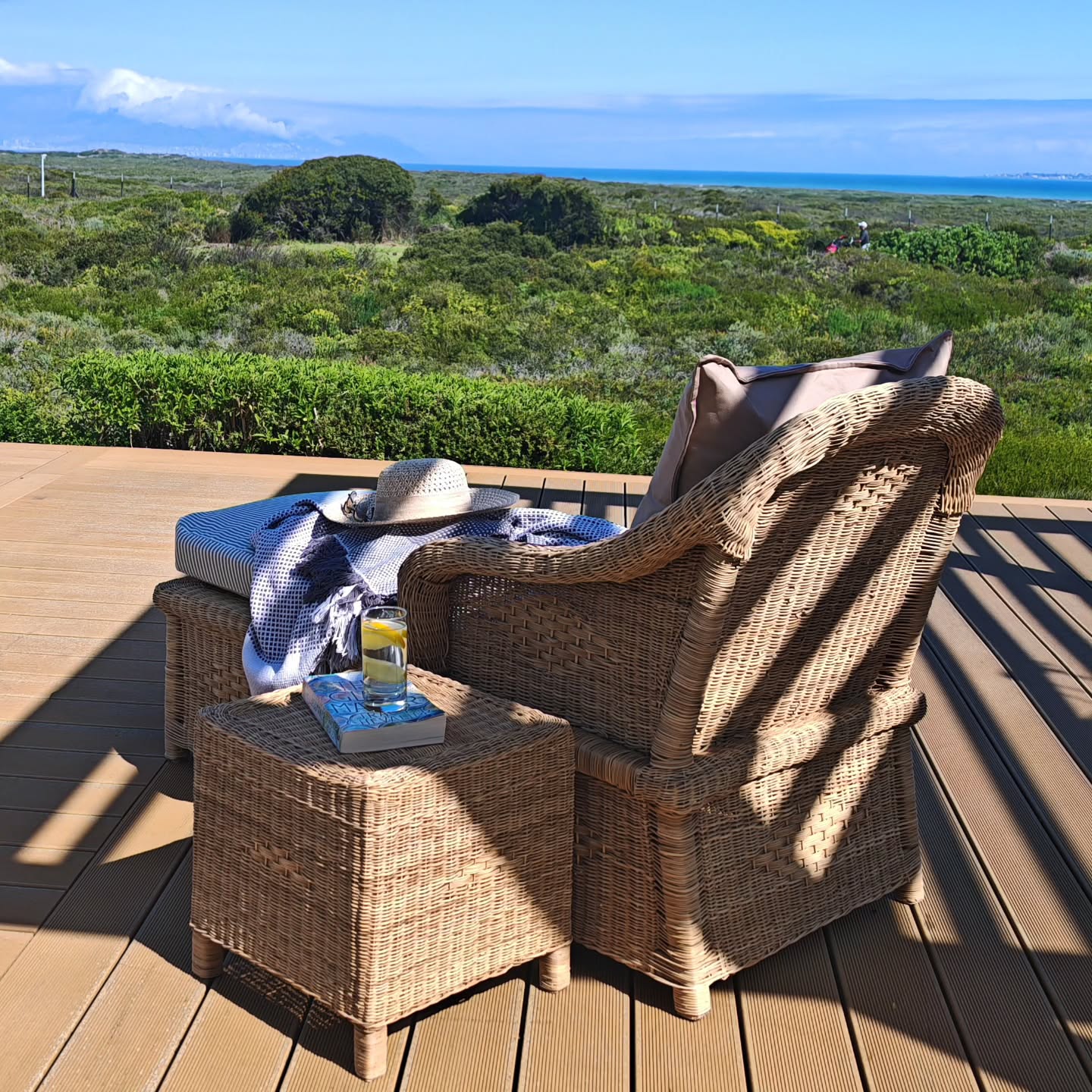 Kids back at school. Alarms are back. Lunchboxes are packed.
Parents… it’s finally your turn. ☀️
Sink into our Malawian cane sun lounger and recover from the school-holiday chaos.
You’ve earned this.
#TheCaneCollection #HandmadeLiving#SustainableLiving #MalawiCaneCollection #MalawianCane