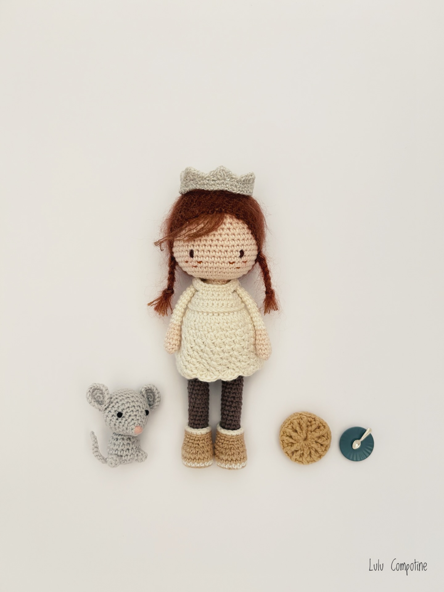 ✨ Petite reine du jour ✨
Et vous, vous avez aussi célébré l’épiphanie ce dimanche ou ce sera pour mardi ?
Ici c’est une douce façon de clôturer les fêtes de Noël, ranger les décorations et les jeux de société pour repartir du bon pied dès demain… même si je sais déjà que ce ne sera pas la seule galette du mois !
#epiphanie #galettedesrois #poupeecrochet #crochetdolls #lulucompotine