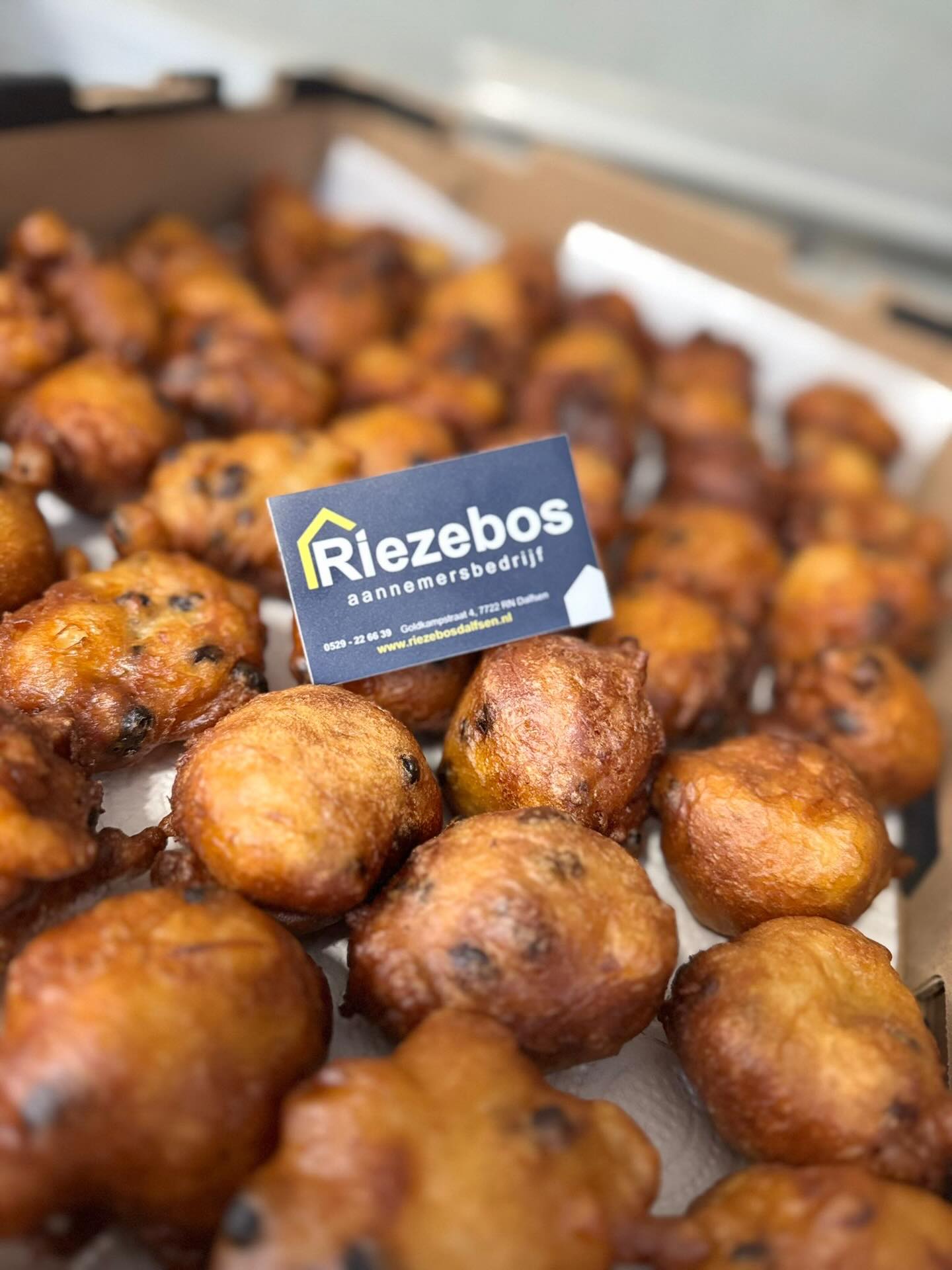 Zelfs in de vakantie wordt onze werkplaats goed gebruikt!
Een aantal enthousiaste vrijwilligers is vanmorgen al vroeg begonnen met het bakken van oliebollen 👌
Vanaf 15:00 word het jaarlijkse oliebollen toernooi georganiseerd @svdalfsenhandbal , dit vind plaats in de @trefkoeleplus , wees welkom!🤾