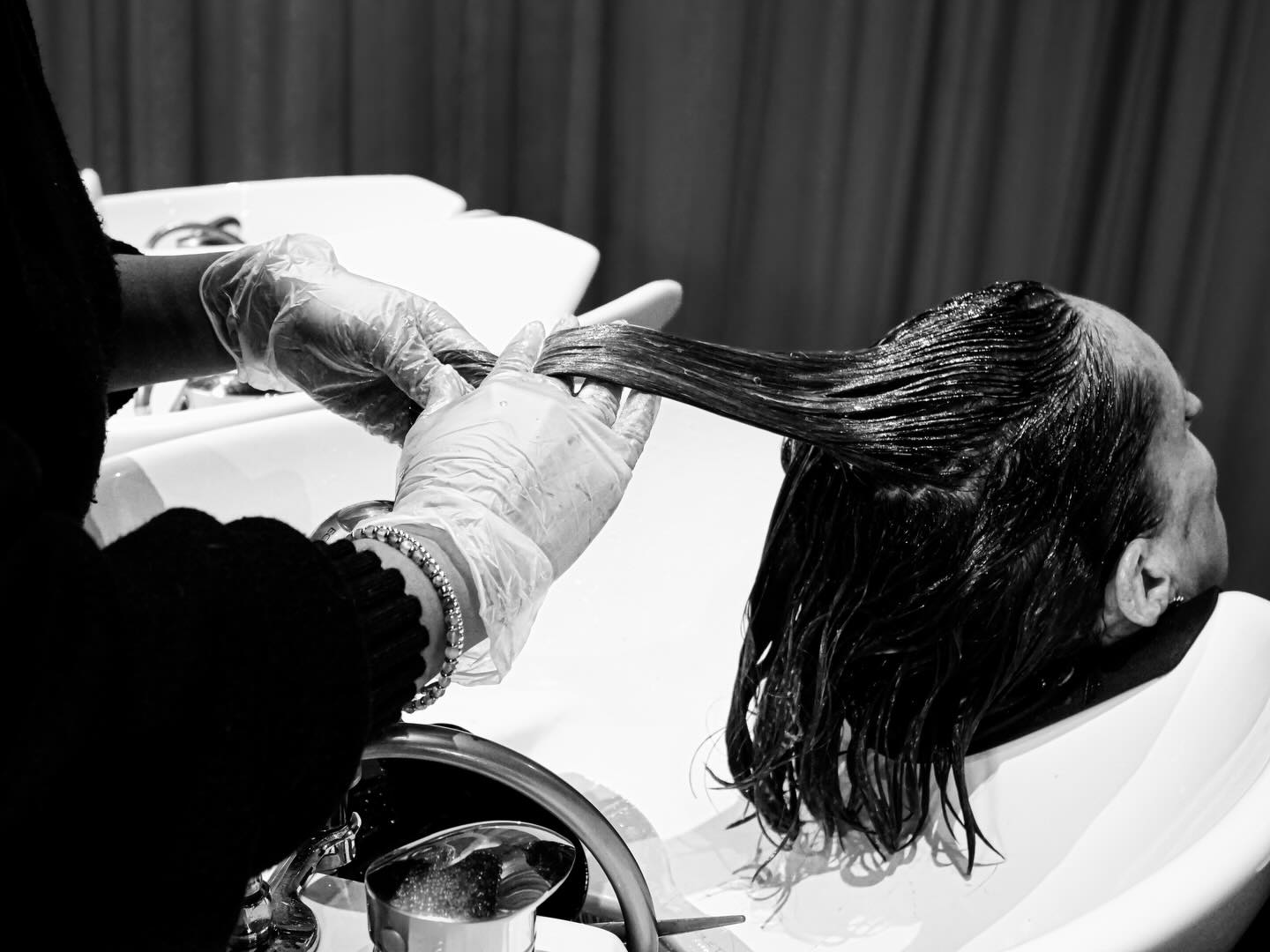 Pour entamer cette nouvelle année, il est essentiel de laisser place au renouveau !
Merci @alize__escobedo
#lafabrica #paris #hair #coiffeur #coiffeurparis