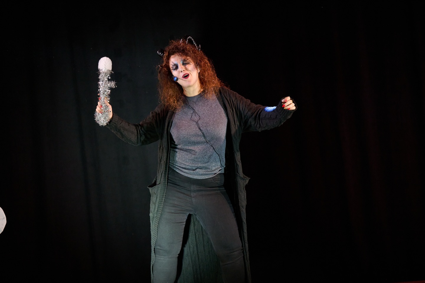 Da assistente del signore delle tenebre a migliore amica di una pazza sclerata per il Natale. Con Badook abbiamo imparato che a volte non si è o solo buoni o solo cattivi, ma si può essere entrambi. Siamo tutti esseri che possono sbagliare, l’importante è trovare qualcuno che ci accetti per chi siamo e che non voglia mai cambiarci.
Detto questo Badook vi aspetta a lezione da mercoledì 🔥 se non volete farla arrabbiare venite a provare i nostri corsi a Cardano al Campo ✨
Vi aspettiamo 🫶🏻