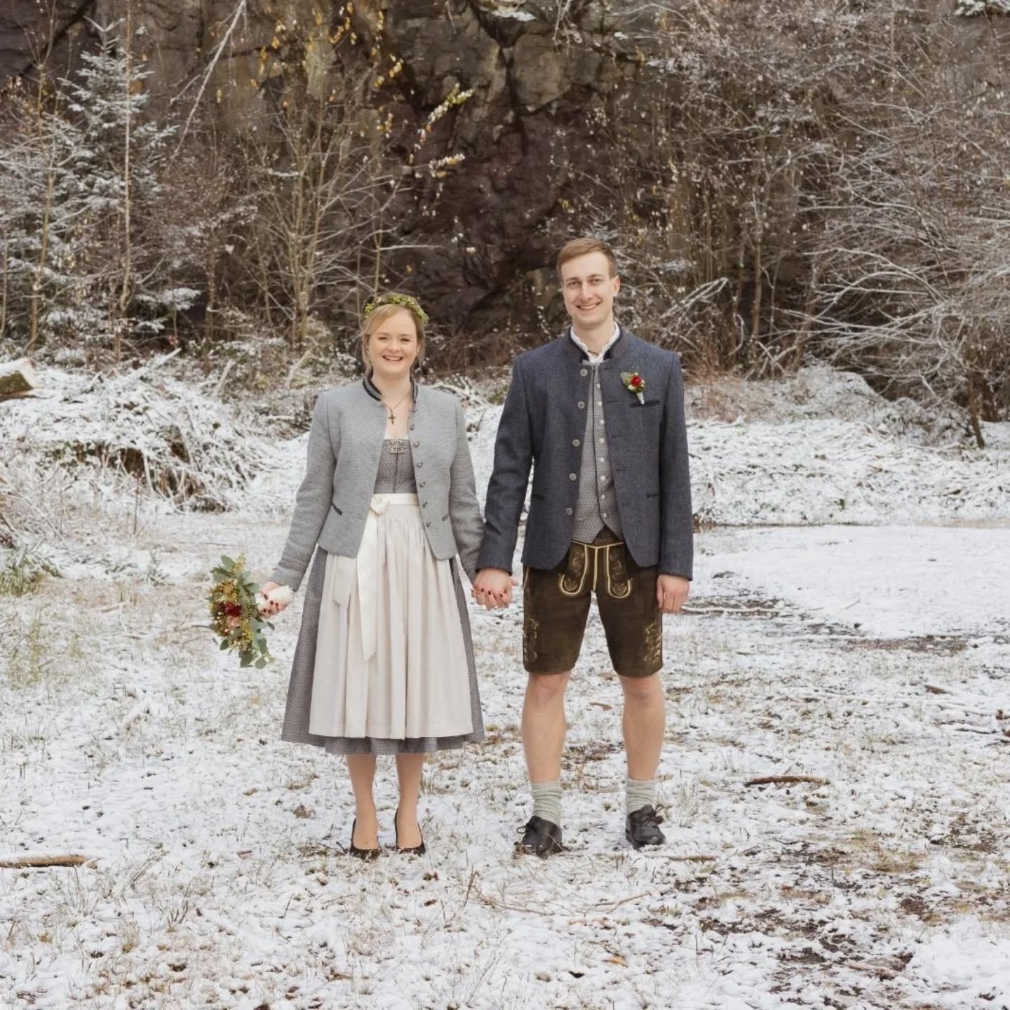 Winterhochzeit 😍
#hochzeitstracht #handwerk #heiratenintracht #trachtenhochzeit #winterhochzeit