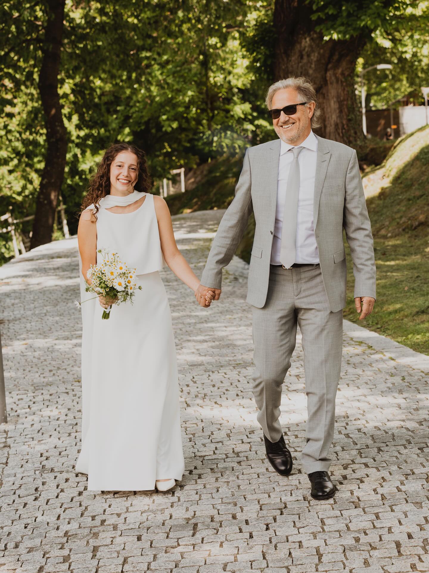 Durante il grande giorno del matrimonio l’emozione è inevitabile.
Con accanto le persone importanti, ogni passo è più semplice.❣️
-
#wedding #ticinowedding #matrimonio #love #ticino #sposa #amore
