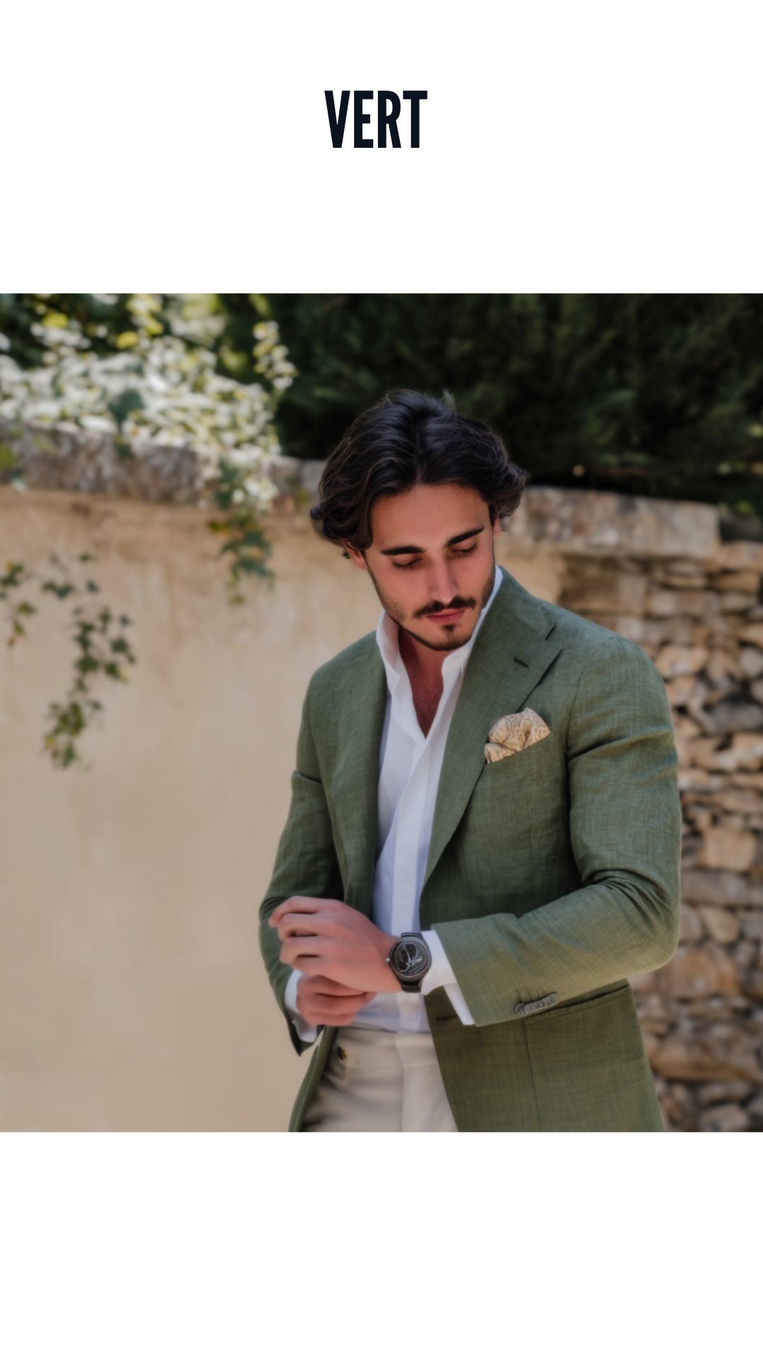 Le costume vert pour un mariage.
Très bonne idée… ou énorme piège 👀
Tout le monde n’est pas fait pour le vert.
Tout dépend de la teinte, de ta carnation, du lieu, de la robe de ta future épouse…
Et c’est souvent là que ça se joue.
Vert sauge, vert olive, vert sapin, vert profond.
👉 Un détail mal choisi, et le rendu peut vite basculer.
Tu pensais partir sur du vert pour ton mariage ?
Dis-moi en commentaire quelle teinte tu avais en tête 💬
Chez By Monsieur, on crée des costumes de mariage sur mesure en prenant tout en main pour toi.
Prise de rendez-vous via le lien en bio ou sur bymonsieur.com.
Guides complets de plus de 100 pages par thématique disponibles.
#costumemariage #mariage2026 #costumesurmesure #tendancemariage #inspirationmariage