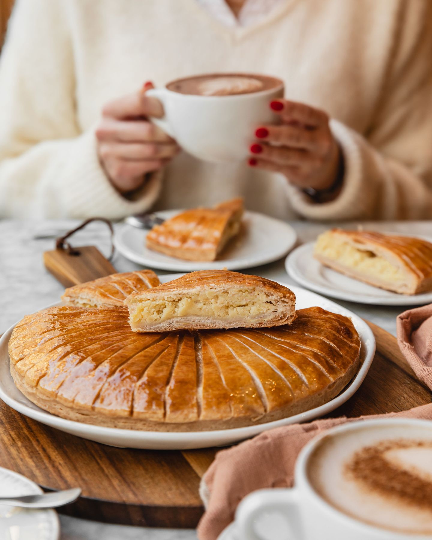 GLUTEN FREE GALETTE IS BACK 👑
Ultra gourmande, avec ce bon goût d’amande et de beurre comme on les aime, elle promet un vrai moment de plaisir… et peut même cacher une surprise ✨
En trouvant l’une des fèves gagnantes, vous pouvez tenter de remporter :
🍵 un an de latte
🥞 un petit-déjeuner pour 2 chez Judy Rousseau
🥘 un dîner complet pour 2 à emporter à La Grande Épicerie de Paris
🥗 un déjeuner livré où vous le souhaitez dans Paris
🧺 un panier gourmand Judy
À vous de jouer !
À retrouver dans tous les Judy dès aujourd’hui 💛
📸 @alicepages
#galetteglutenfreeparis #glutenfreeparis #healthyfoodparis #végétarien #restaurantvegetarienparis