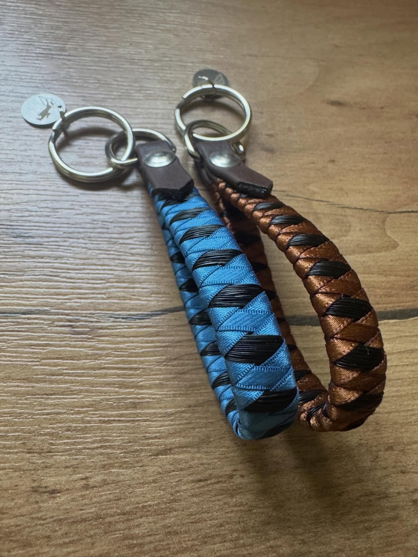 Hallo 2026 ✨
Neues Jahr, neue Herzensstücke!
Wir freuen uns auf alles, was dieses Jahr bringt und wünschen euch und euren Lieben 2- & 4-Beinern alles Liebe, Glück und vor allem Gesundheit ❤️
Unsere handgefertigten Schlüsselanhänger mit eingearbeitetem Pferdehaar – jeder ein absolutes Unikat!
Als Erinnerung, Verbindung und kleines Stück Nähe für jeden Tag 🤍
➡️ www.happy-jumper.com
#happynewyear #2026 #pferdeglück #horselove #handmade