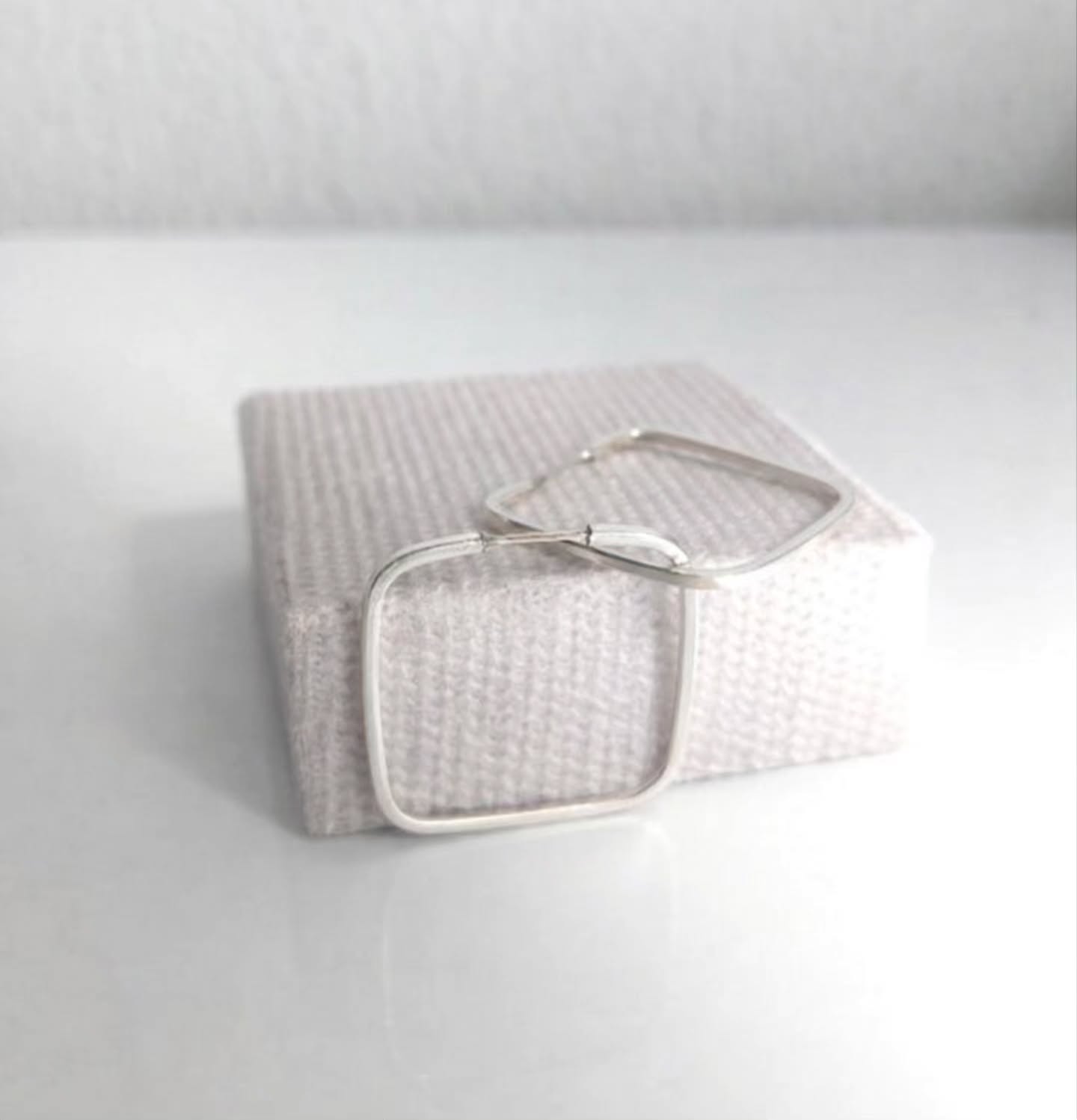 Brinco em prata 925, leve e com um desenho que não depende de moda.
É o tipo de peça que funciona sozinha ou em composição, sem pesar.
Pra quem gosta de linhas limpas e joia bem feita. ✨️
Link do site na Bio.
#Prata925 #brincos #joiasfemininas #JoiasEmPrata #brincoemprata