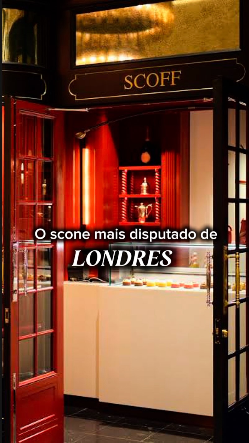 Escondida dentro do icônico Hotel Savoy, em Londres, a Scoff é uma pequena bakery que reinventou o clássico scone inglês de forma limitada, precisa e absolutamente deliciosa.
• As portas abrem todos os dias às 12:04 (sim, exatamente isso).
• Apenas uma fornada por dia.
• Só 12 scones de cada sabor, são 5 sabores no total.
Quando acaba… acabou mesmo.
Os scones são macios, molhadinho na medida certa por dentro e completamente diferentes de tudo que você encontra por aí. Uma experiência simples, mas feita com excelência, do jeito que Londres sabe fazer.
💡 Salva essa dica e segue as Irmãs Viajantes para descobrir lugares autênticos, elegantes e fora do óbvio na cidade. 🇬🇧✨
@EmiLou Day by Day
@thesavoylondon