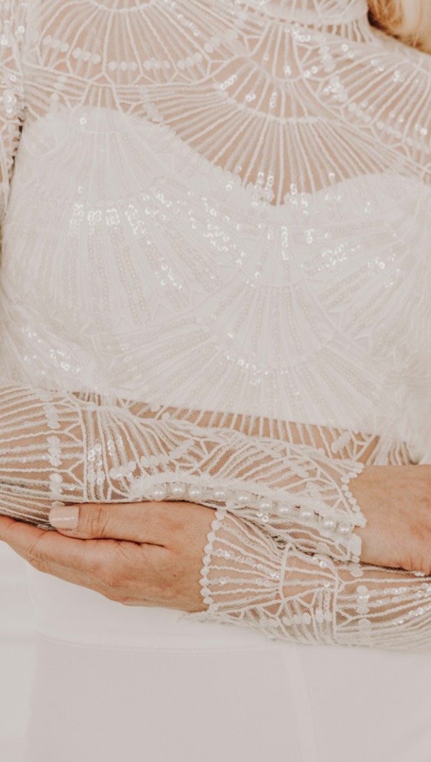 ✨TIME TO SHINE ✨
Entdecke in meinem Atelier moderne MIX&MATCH Styles und kreiere deinen ganz persönlichen Look 👗
Genieße deine Anprobe mit einer vielfältigen Auswahl an Aufregenden Tops, Röcken, Hosen & Blazer.
BENEFITS
Nachhaltig – Einzelteile später weitertragbar
Modern – zeitgemäßer Look mit Fashion-Statement
Vielseitig – unterschiedliche Styles mit einem Set
Wandelbar – Mix & Match für Trauung, Party & After-Wedding
Individuell – persönlicher Look
Flexibel – Rock oder Hose ganz nach Stil & Location
Alltagstauglich – Top oder Rock auch nach der Hochzeit tragbar
Bequem – mehr Bewegungsfreiheit und Komfort
Trendbewusst – ideal für moderne Bräute
Unkompliziert – leichter Wechsel für den Abend
GET YOUR LOOK unter www.brautmoment.at
#hochzeit #brautmode #bridetobe #bridalfashion #wedding