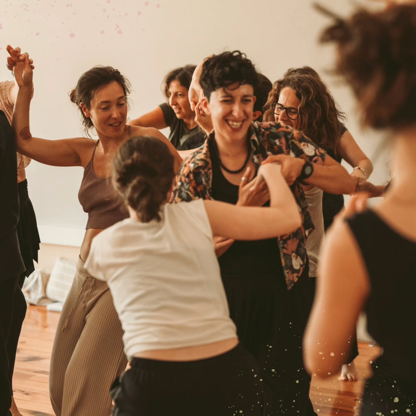 Feliz Ano para Todos! 🎉
Começar o ano é, para mim, um tempo de escuta, planeamento consciente e movimento.
Dentro e fora.
Os próximos meses trazem o início de duas formações que me são profundamente queridas.
Caminhos diferentes, mas igualmente bonitos, vivos e transformadores.
Sinto-me mesmo entusiasmada!
Porque são percursos cuidados ao detalhe.
Porque acompanham processos reais.
Porque o corpo é sempre o lugar onde tudo acontece.
Têm surgido muitas perguntas.
Dúvidas sobre uma formação ou sobre a outra.
Sobre facilitar ou aprofundar.
Sobre qual o caminho certo para este momento da vida.
E para mim, estas perguntas são sinal de escuta interna.
De respeito pelo próprio ritmo.
De vontade de escolher com verdade.
Por isso, senti que fazia todo o sentido criarmos um espaço para conversar…
e claro, para mover o corpo.
E se já fizeste parte de algum dos meus percursos, se sentires, deixa aqui a tua palavra.
Um sentir, uma frase, um testemunho simples.
Talvez possa tocar e inspirar quem está agora a escutar o seu próprio caminho.
Deixar a tua palavra é também uma forma de te mostrares e assumires o teu caminho! 🙏🏻
Em breve, partilho um convite especial para todos!
Com Amor, ❤️
Lisa Bompastor
📸 Especialização de Movimento Terapêutico por @antoniobarbot
Agenda
Especialização em Movimento Terapêutico
5ª edição / Janeiro a Maio - Porto
Inscrições abertas
Facilitador em Movimento Consciente & Dança Expressiva
2ª edição / Março a Maio - Online
Inscrições abertas
- Link na bio -
#movimentoterapeutico #dançaterapia #movimentoconsciente #presença #autenticidade almaecorpo lisabompastor espiritualidadefeminina terapiadocorpo psicologiacorporal mindfulmovement