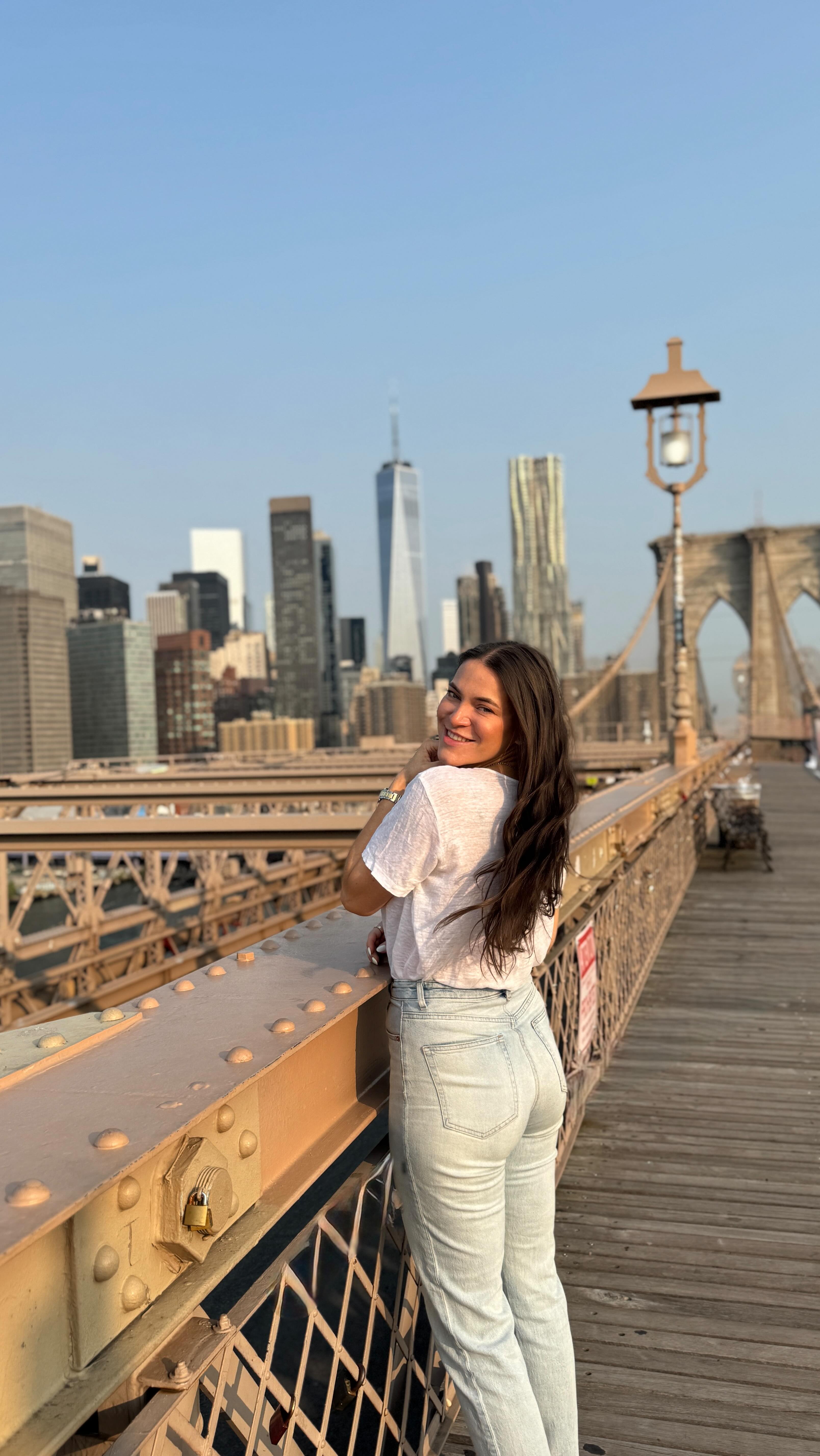 Danke 2025 🙏🏻✨
Du warst wunderschön, voller Erlebnisse und manchmal auch ganz schön herausfordernd.
Ich bin dankbar für alles, was ich sehen und erleben durfte. Für all die Reisen, Eindrücke und besonderen Momente unterwegs 🌏✈️
Dankbar für die tollen Jobs 🎤, spannende Projekte
und die großartigen Partner, mit denen ich arbeiten durfte.
Und danke für all die wunderbaren Menschen in meinem Leben, die dieses Jahr so besonders gemacht haben – die es geprägt, mich begleitet oder ganz neu ihren Platz darin gefunden haben 🫶🏻
Ein unglaubliches Jahr.
Und ich bin gespannt, was 2026 für mich bereithält 💪🏻💥
#danke2025 #jahresrückblick
#reisen #moderatorin #dankbar