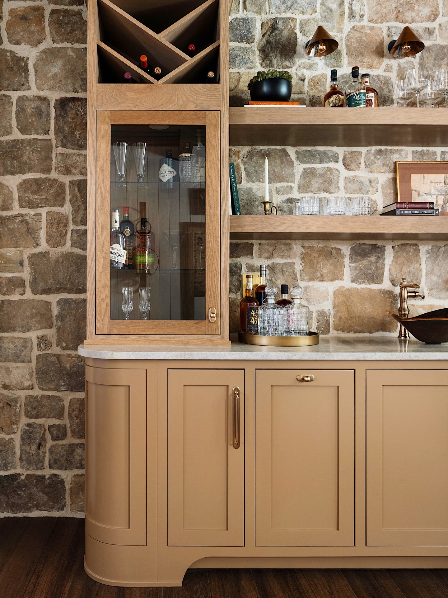 Details inside Huron Ln ✨
It’s incredible what curved cabinet ends do to the space. Walking directly into cabinetry, these curves help to soften that entrance and convey more space.
Incredible work by @theprimelifegroup and his team 👏
Thank you to @desjphotos for perfectly capturing the space 📸
Design: @peachyhomeco
#wetbar #bardesign #kitcheninspiration #designideas #interiorinspo