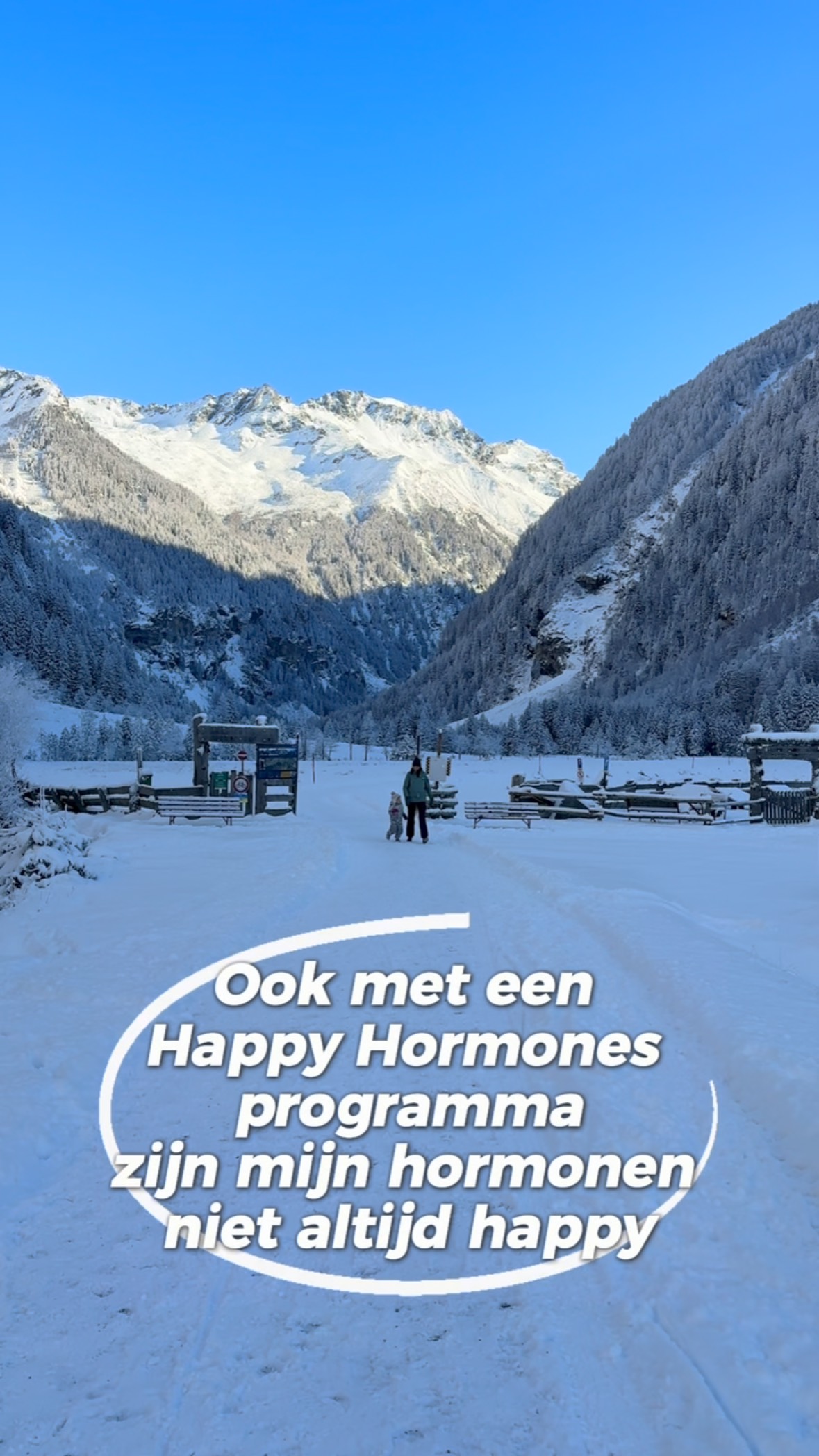 Even een reality check 👀
Ook als je veel weet over hormonen
en ja, ook als je een Happy Hormones programma hebt
zijn je hormonen niet altijd “in balans”.
Dit overkwam me tijdens onze vakantie. Tijdens je menstruatie zijn oestrogeen en progesteron lager.
Slecht slapen (hallo 2 uur ’s nachts 😴),
minder routine op vakantie
en een glas wijn tijdens de feestdagen…was even teveel van het goede.
Dan kan je lichaam heel duidelijk laten merken
dat het even te veel is.
Op de piste voelde ik me zó beroerd
dat skiën er die dag niet in zat: hoofdpijn, misselijk, geen energie. Super jammer maar het was even niet anders.
Dit is geen falen.
Dit is fysiologie.
Hormonen bewegen mee met het leven
en vragen soms om bijsturen in plaats van doorgaan.
Precies daarom start ik binnenkort weer met een nieuwe ronde
Happy Hormones 🤍
Geen perfectie, maar leren luisteren naar je lichaam
en weten wat je kunt doen als het even wringt.
👉 Wil je een seintje als de nieuwe ronde start?
Zet “hormonen” in de comments 👇 #perimenopausesymptoms #perimenopauze #femmehormoonspecialist #offday #menstruatiecyclus