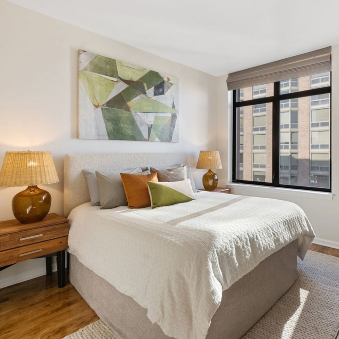Pops of green and burnt orange liven up this secondary bedroom #popofcolor #chicago #chicagorealestate #havenhomestager #chicagohomestaging #stagingworks #stagingsells #staging #homestaging