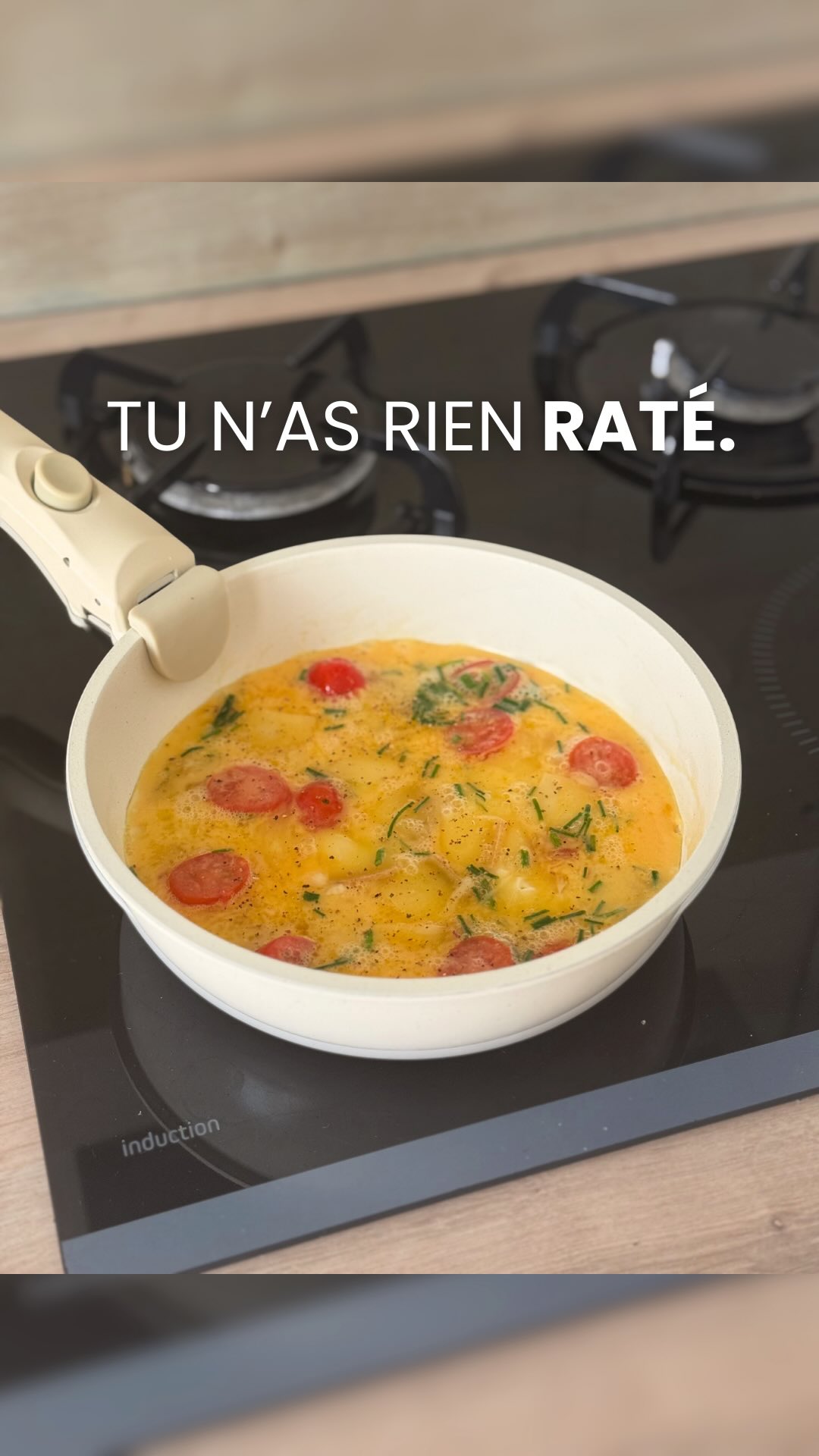 Changer ses habitudes ne se fait pas en 3 jours.
Ni en un lundi parfait.
Ni en un “nouveau départ” magique.
Ce qui fait la différence, ce n’est pas la motivation du 1er janvier.
👉 C’est la régularité.
👉 La discipline, même quand l’envie n’est pas là.
👉 Et surtout, la persévérance.
Le corps a besoin de temps pour comprendre, s’adapter et répondre.
Vouloir tout changer trop vite, c’est souvent ce qui mène à l’abandon.
Ici, on ne cherche pas le parfait.
On cherche le durable.
✔️ Des repères clairs
✔️ Une méthode respectueuse du corps
✔️ Un accompagnement qui sécurise et cadre
C’est exactement ce que je propose au cabinet JOLIE :
une approche minceur personnalisée, basée sur la chronobiologie alimentaire et des soins ciblés, pour avancer pas à pas…
✨ Il n’est jamais trop tard pour bien commencer.
📅 Les rendez-vous sont ouverts.
👉 www.jolie-minceur.com