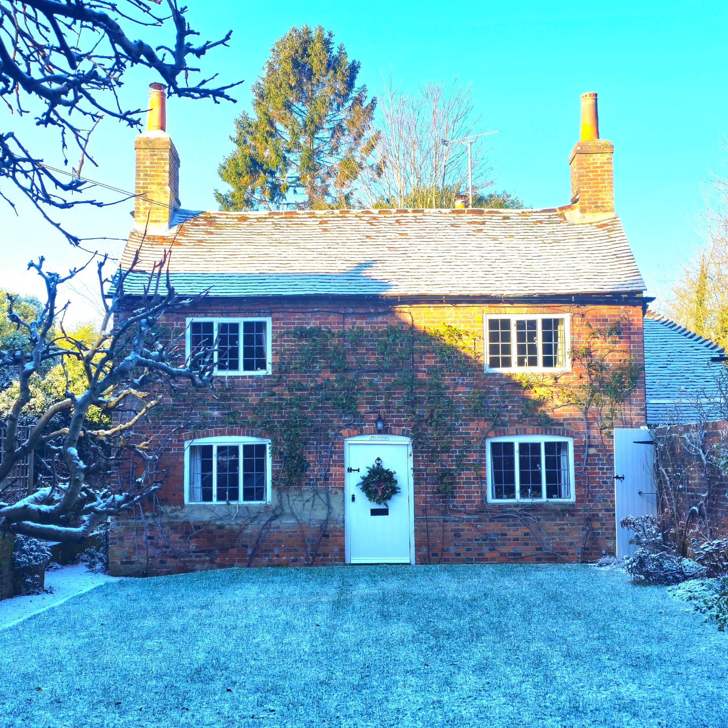 Chawton avvolta da un sottile manto di neve ❄️😍❄️
Che meraviglia camminare in questa atmosfera magica, respirando l’aria fredda e pura, avvolta da un silenzio che sembra irreale.
E ovviamente, alla fine, non poteva mancare un bella tazza di tè! ☕️🍰
#passionecampagnainglese #chawton #wintervibes #snowday #countrylife