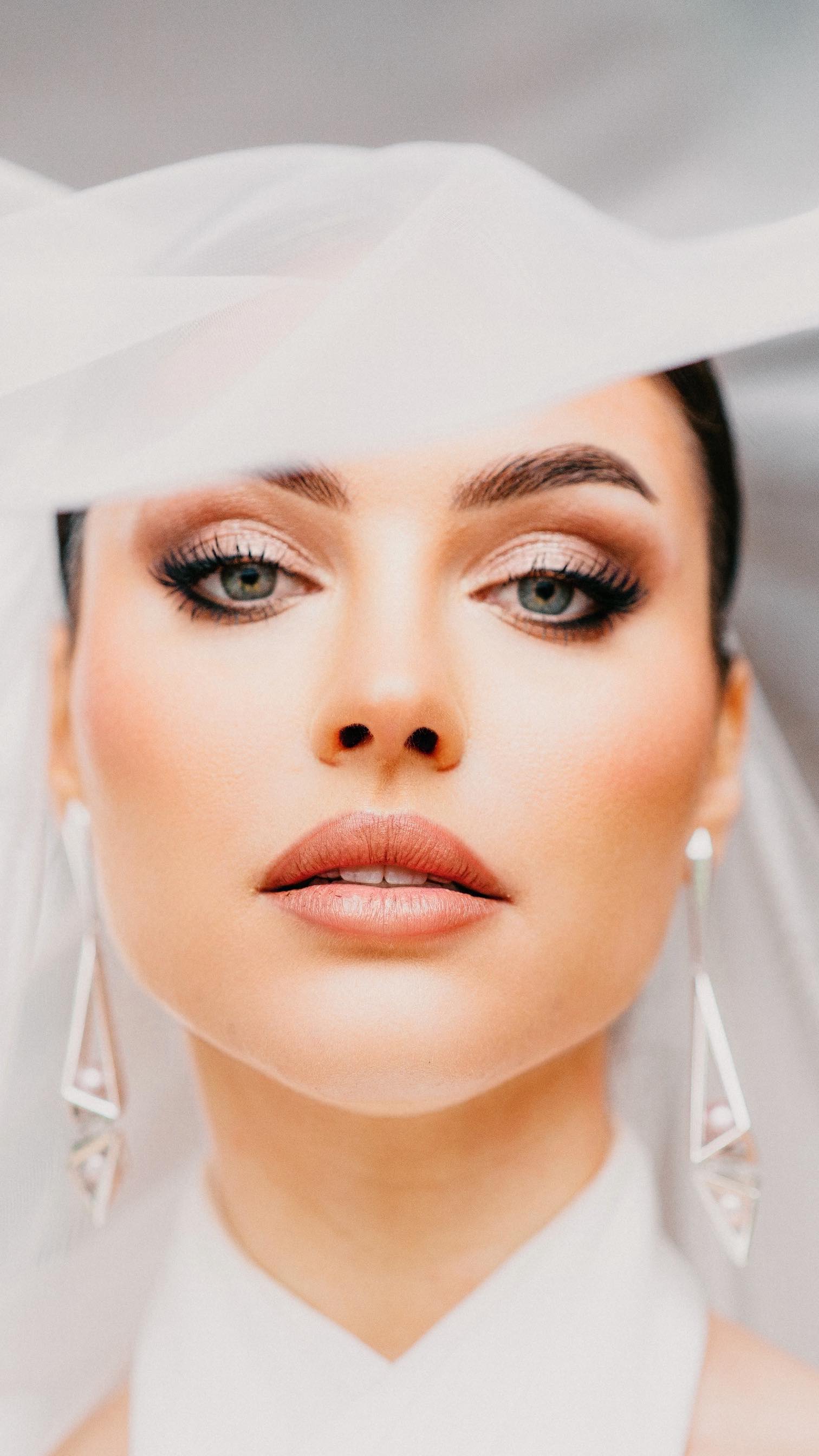 Don’t worry! No Grooms were made waiting for the purpose of this selfie 📸
But when the glam looks and feels this goods, the makeup selfies are happening and no one is going to stop these bridesmaids from having their moment 📸
Give your bridal party the gift of confidence, vibes and a memorable morning on your special day 🥂
Add your bridesmaids onto any bridal package with ease ✨simply Dm me or enquire at www.daniellelouiseartistry.com
Assisted by @doneupbeauty_ at @hamptonmanorweddings
#bridalmakeupartist #westmidlandsmakeupartist #weddingmakeup #birmimghammakeupartist #ukmakeupartist makeup artist in the Cotswolds | makeup artist based in Warwickshire | Worcestershire | Stratford-Upon-Avon | bromsgrove | eastington park | elmore court | Cotswold wedding venue | makeup artist based in the West Midlands | full glamour makeup | soft glam makeup | glowy bridal makeup | Oxfordshire | Shropshire | Herefordshire | bridesmaids makeup | hampton manor wedding venue