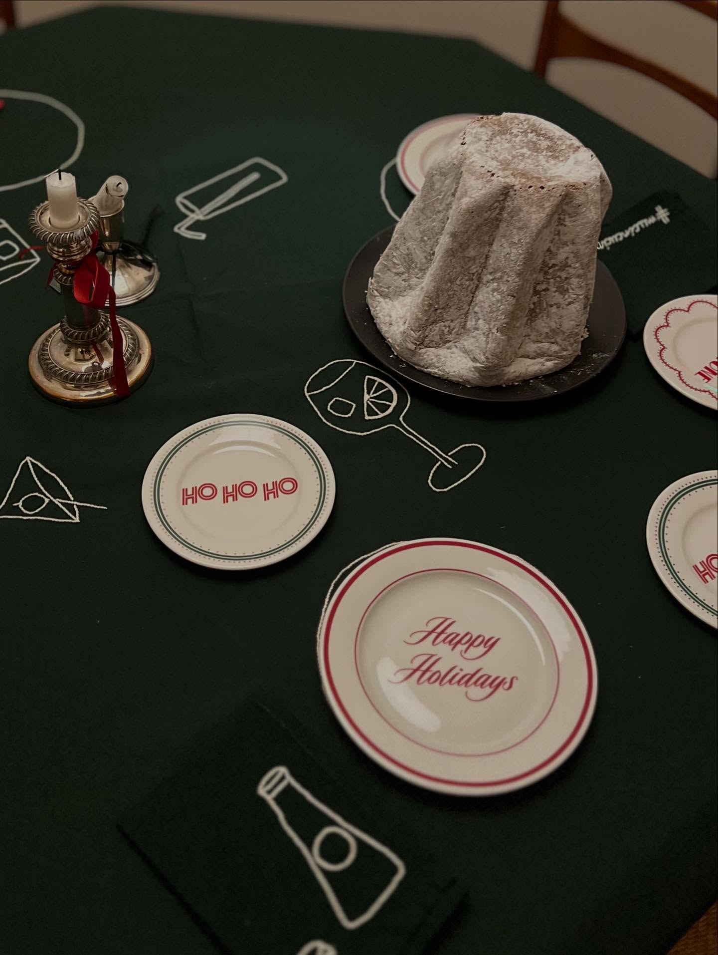 🧵 🪡 Ecco uno dei lavoretti natalizi di questo 2025 appena concluso arrivato a destinazione!
(e un po’ di work in progress)
#diy #handmade #tablecloth #embroidery #ricamo