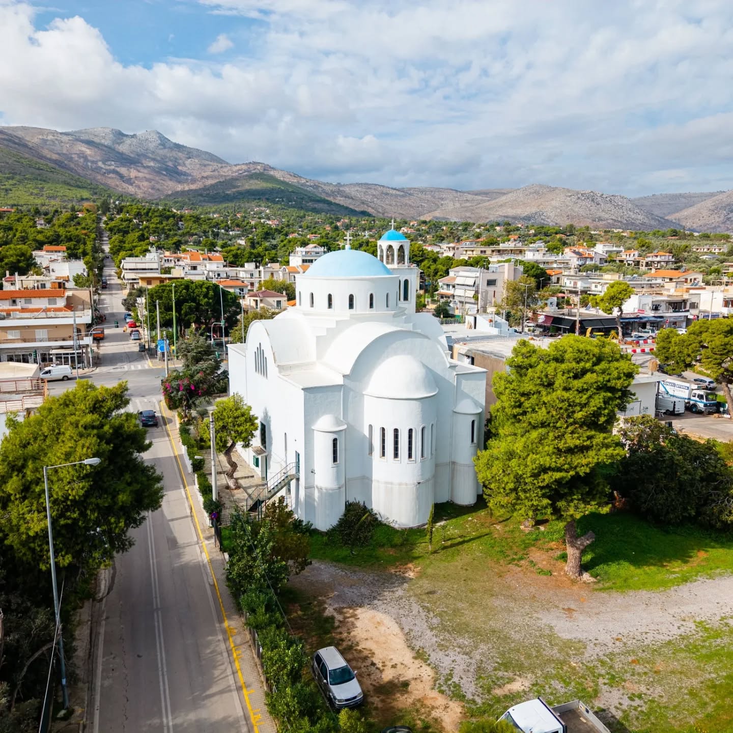 "Ο ναός του ομώνυμου οικισμού με απευθείας θέα στο επιβλητικό δίκορφο βουνό Μαυρηνόρα της Πεντέλης, αποτελεί κτήριο αρμονικά συνδεδεμένο με το τοπίο. Οι κυριακάτικες λειτουργίες της και ακολουθίες της (ειδικά αυτές της Μεγάλης Εβδομάδας), συγκεντρώνουν αρκετό κόσμο από τη γύρω περιοχή, μόνιμους κατοίκους και παραθεριστές." @johnantono.cartoonist
Pic @george.mitropoulos.drone
#welovemarathon
.
.
.
#marathon #marathonas #greece #church