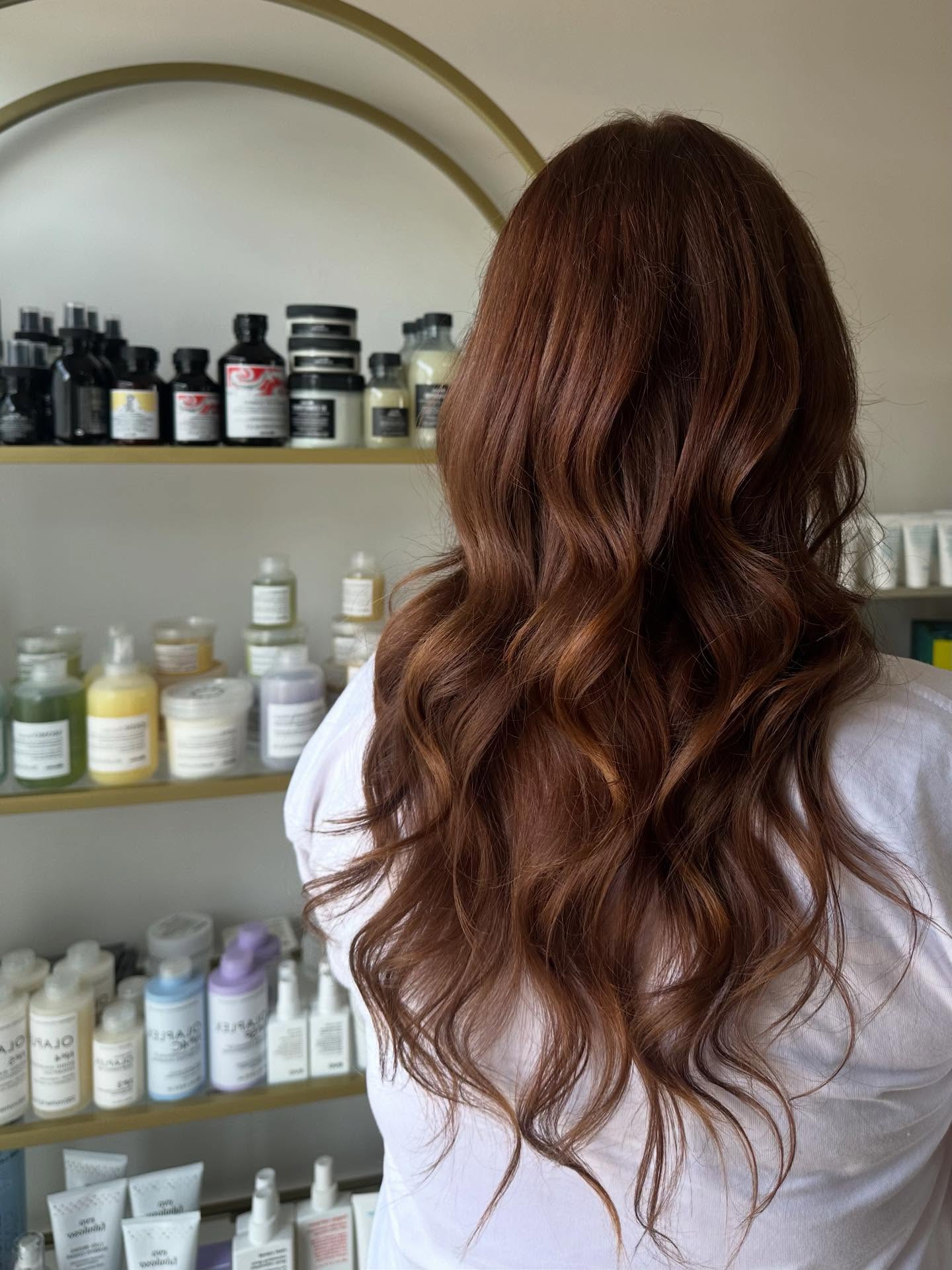 A fresh copper moment to step into the New Year glowing ♥️
#yuduyuhairsalon #haircolorist #copperhair #tamakimakaurau #waihekehairsalon