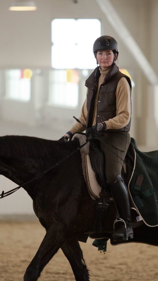 Was fällt euch beim Reiten am schwersten?
Nächste Woche starte ich mit dem 4-jährigen Santino eine DPA.
Und ehrlich: Am schwierigsten finde ich bei jungen Pferden den Übergang vom Galopp in den Trab auszusitzen und dann im Sitz weiterzutraben.
Viele junge Pferde stört das mehr, als dass es ihnen hilft.
Wie seht ihr das?
Was fällt euch beim Reiten besonders schwer?
Schreibt es gern in die Kommentare 💬🐎
#jungpferd #reitenlernen #dpa #pferdeausbildung #reiteralltag