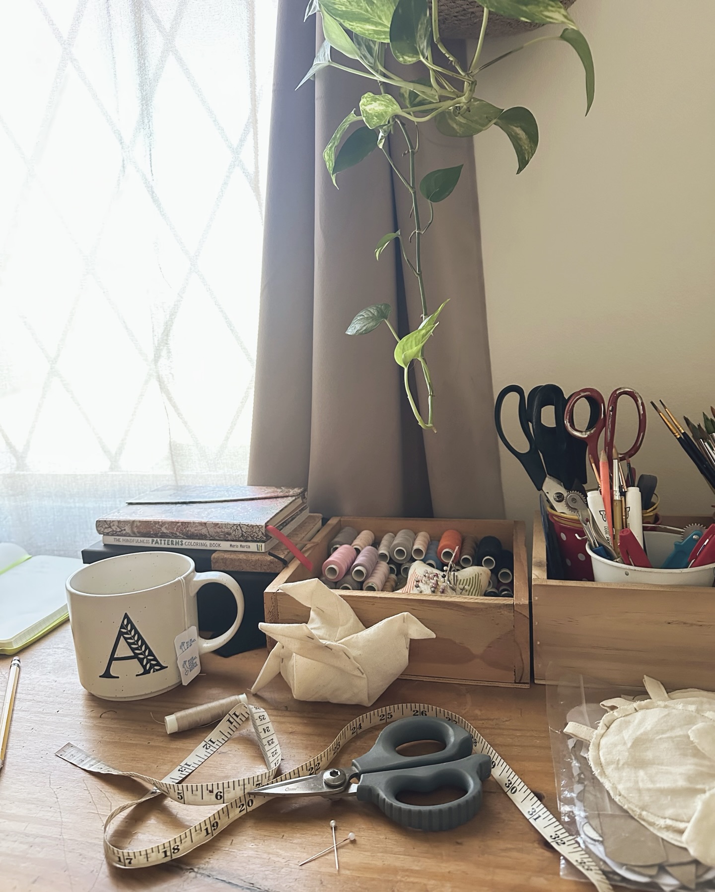 Hoy amaneció el taller así.
Con luz entrando despacio,
con hilos esperando,
con ideas acomodándose sin apuro.
Arrancamos el año trabajando,
pero no desde la prisa,
sino desde la intención.
Este nuevo ciclo nos encuentra creando con las manos,
imaginando con el corazón
y volviendo a lo esencial:
el tiempo, el oficio y el alma puesta en cada pieza.
Bienvenido, nuevo año.
Acá estamos.
#creacionestextilesconalma