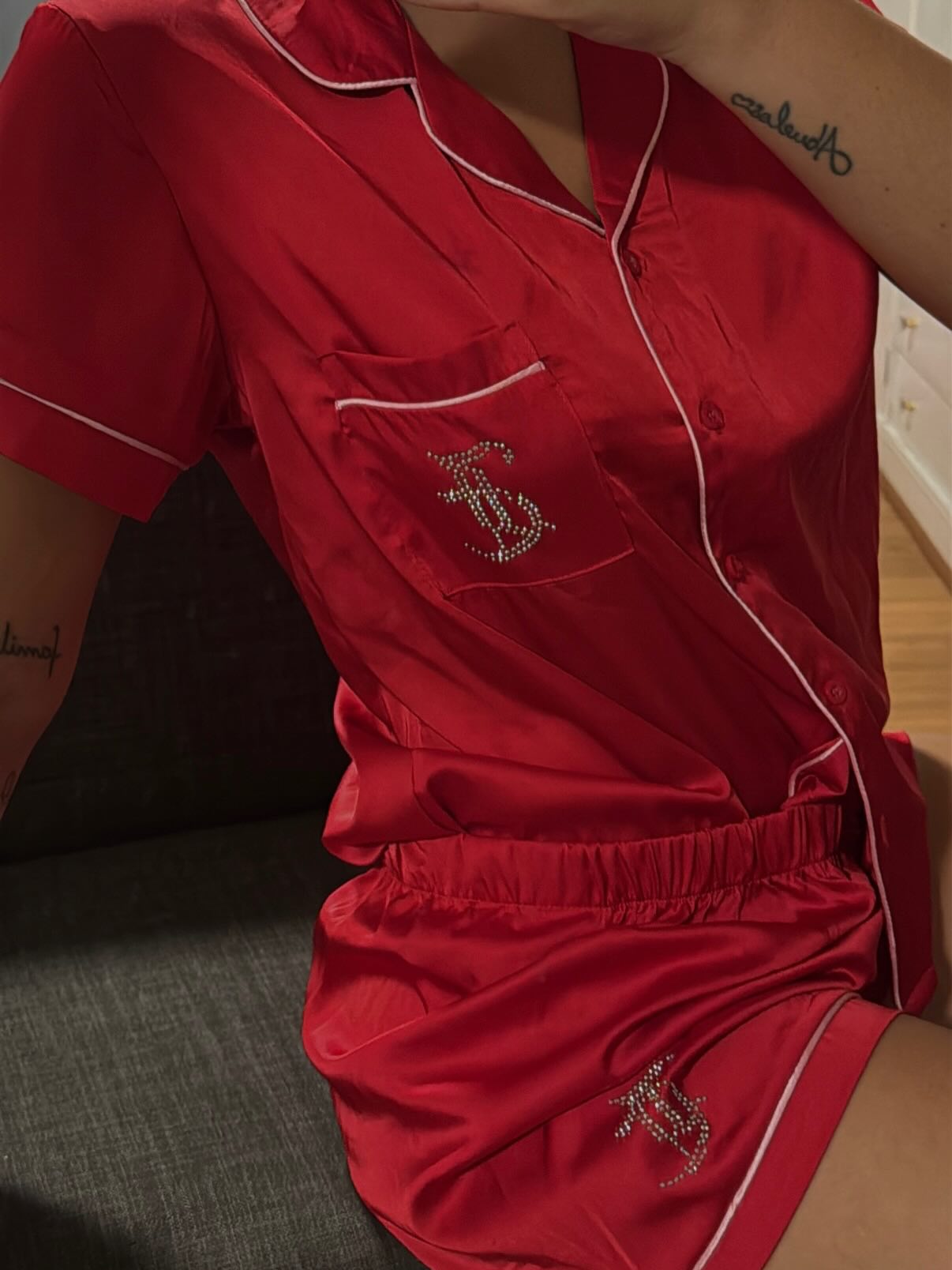 Este pijama Juicy Couture ya tiene dueña ✨💖
Peeero… hay MUCHAS más opciones de pijamas importados esperando por vos 😍
Escribinos y te mostramos todo 📲
📍 Poli Oly