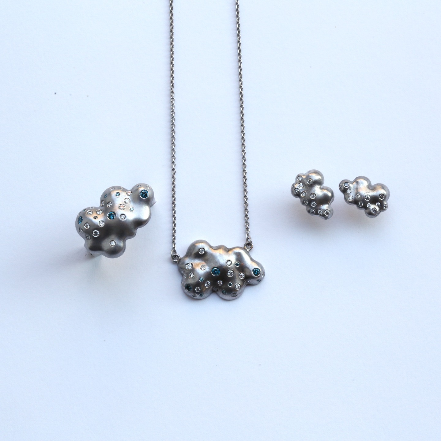 Wolkig mit Aussicht auf Diamanten!
Ein himmlisches Set aus Ring, Kette und Ohrsteckern mit weißen und blauen Brillanten. 750er Weißgold.
#jewelry #whitegold #diamonds #jewelryset #ring #necklace #earrings