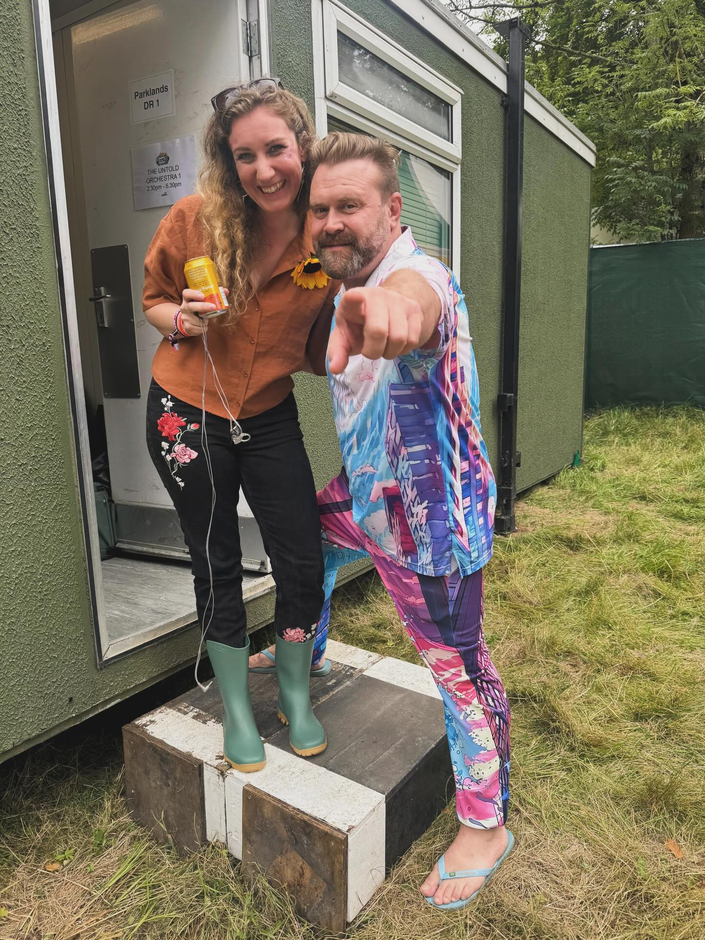 A cheeky Friday afternoon throwback to this very unexpected and super joyful moment last year, bumping into @danielbedingfld backstage at Kendal Calling before our @theuntoldorchestra set 😎
Top tip: Always meet your fave artists whilst wearing your best welly boots - it hits different somehow 😂
📸 @sophiayadig aka proud string mum 😁
#cello #danielbedingfield #festival #musician #kendalcalling