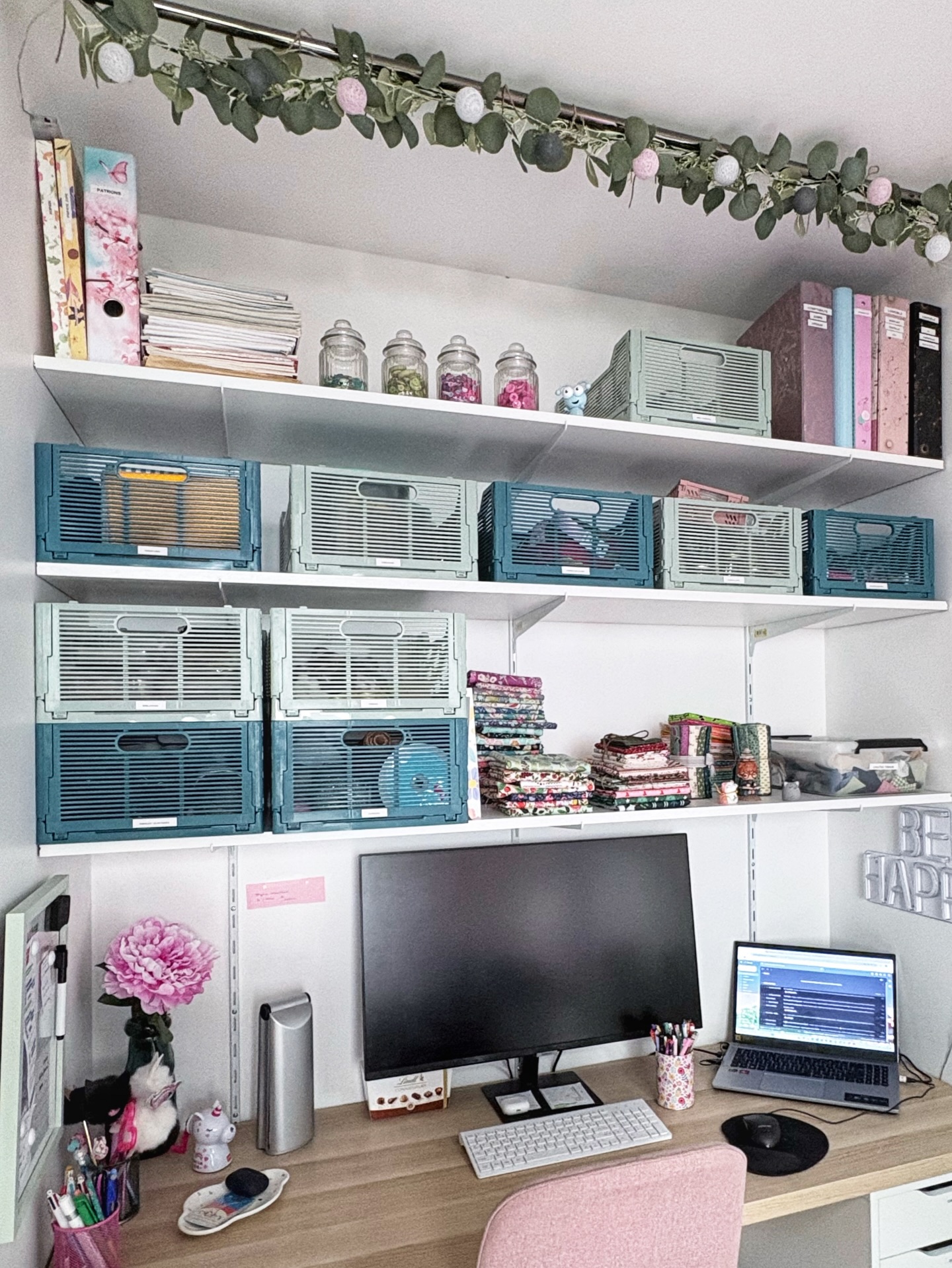 ✨ Du rangement, du tri… et de nouvelles idées.
J’ai profité des congés de Noël pour ralentir un peu et passer du temps à l’atelier. Ranger, trier, remettre de l’ordre. Pas seulement pour que ce soit joli, mais parce que, chez moi, les idées circulent beaucoup mieux quand l’espace est clair.
Cet endroit que vous voyez sur la photo, c’est celui où je passe une bonne partie de mon temps à créer : imaginer des fichiers de découpe bois, préparer des fichiers de broderie, lancer des impressions 3D… Bref, là où les idées prennent forme, souvent avec un thé pas très chaud à côté.
Ce temps passé à remettre de l’ordre m’a aussi permis de faire de la place pour la suite et de préparer tranquillement les projets de 2026. Et il y en a déjà quelques-uns qui me trottent dans la tête, comme me coudre enfin des manchons de vélo. Les projets utiles, ça me parle toujours beaucoup.
Finalement, un atelier rangé, c’est souvent le début de nouvelles envies… jusqu’à ce que le bazar revienne, évidemment 😄
Et vous, vous êtes plutôt créativité dans le joyeux désordre ou esprit clair dans un atelier bien rangé ?
#ateliercreatif
#ateliermaison
#espacecreatif
#creerchezsoi
#processuscreatif
#slowlife
#viedouce
#partageduquotidien
#quotidieninspire
#faitmainavecamour