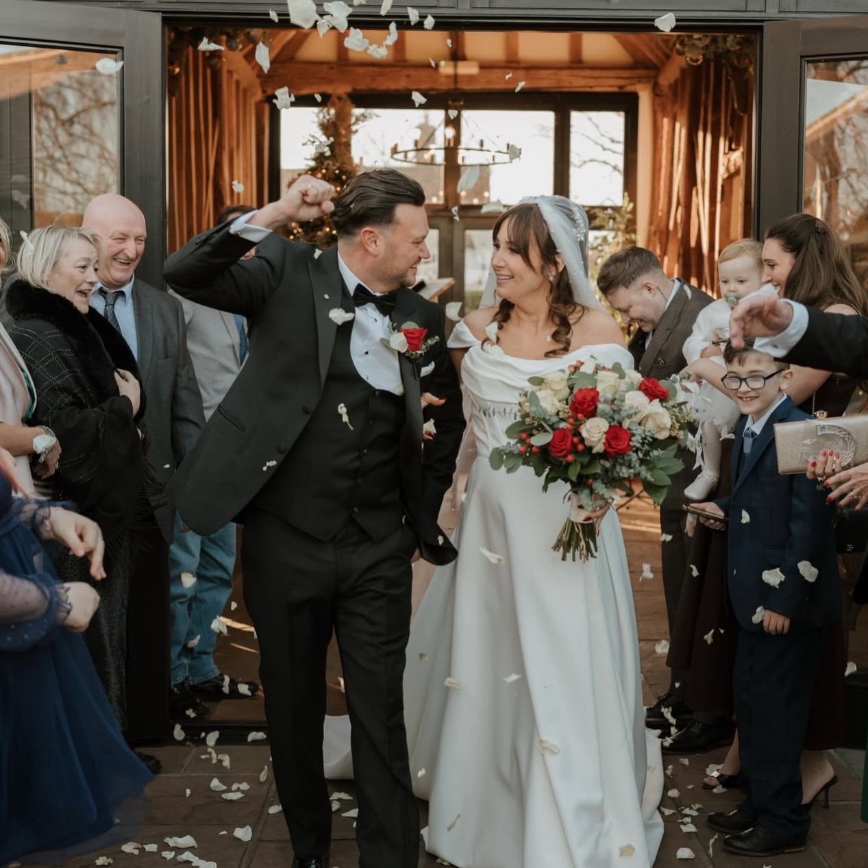 Perfectly captured! Danny and Cassie, wishing you both love and happiness in the future#essexweddingflowers #bridestobeinessex #high_house_weddings #weddingsinessex #weddingflorist
