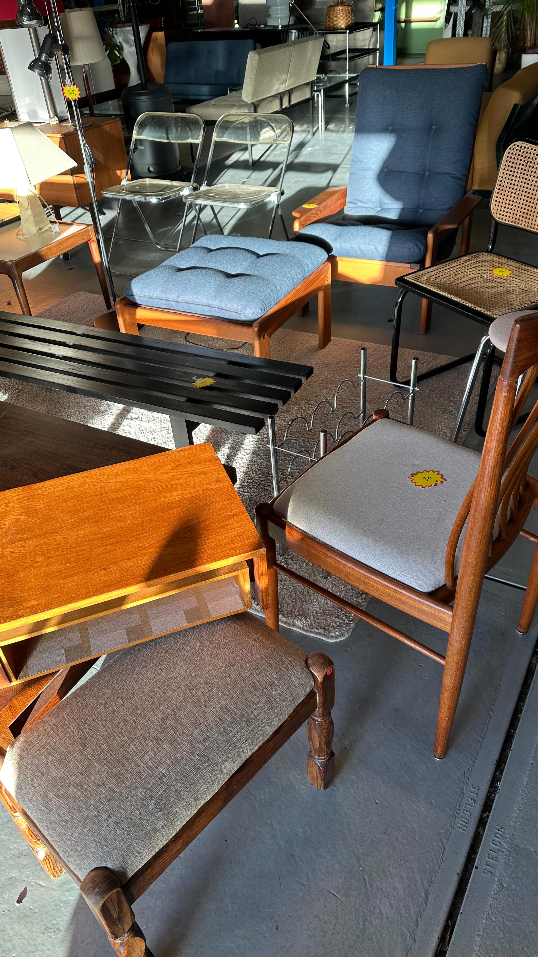 More items added to our Sale! | Vintage & design lovers, this one’s for you. Our big SALE will be on Sunday, January 4th, 2026 12:00 - 16:00. Unique vintage finds & iconic design pieces — limited & one of a kind.
Hope to see you tomorrow!
Team Tony’s
Tony’s Vintage
Westvlietweg 74-A3, 2495 AB The Hague